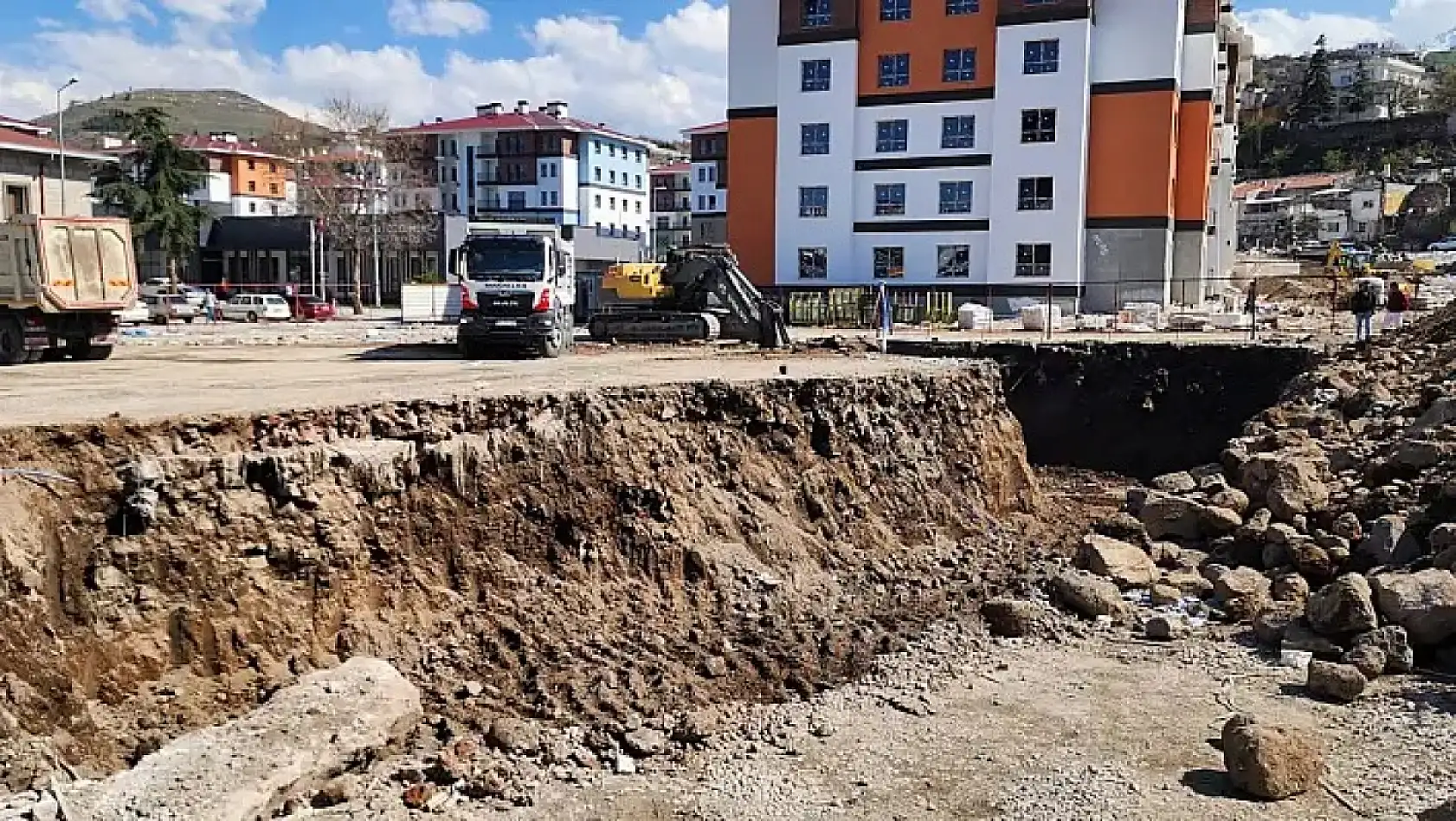 Kayseri'den 22 Nisan kısa kısa - Cam silerken yere düşen kadın, Hulusi Akar, ERÜ, Kayserispor...