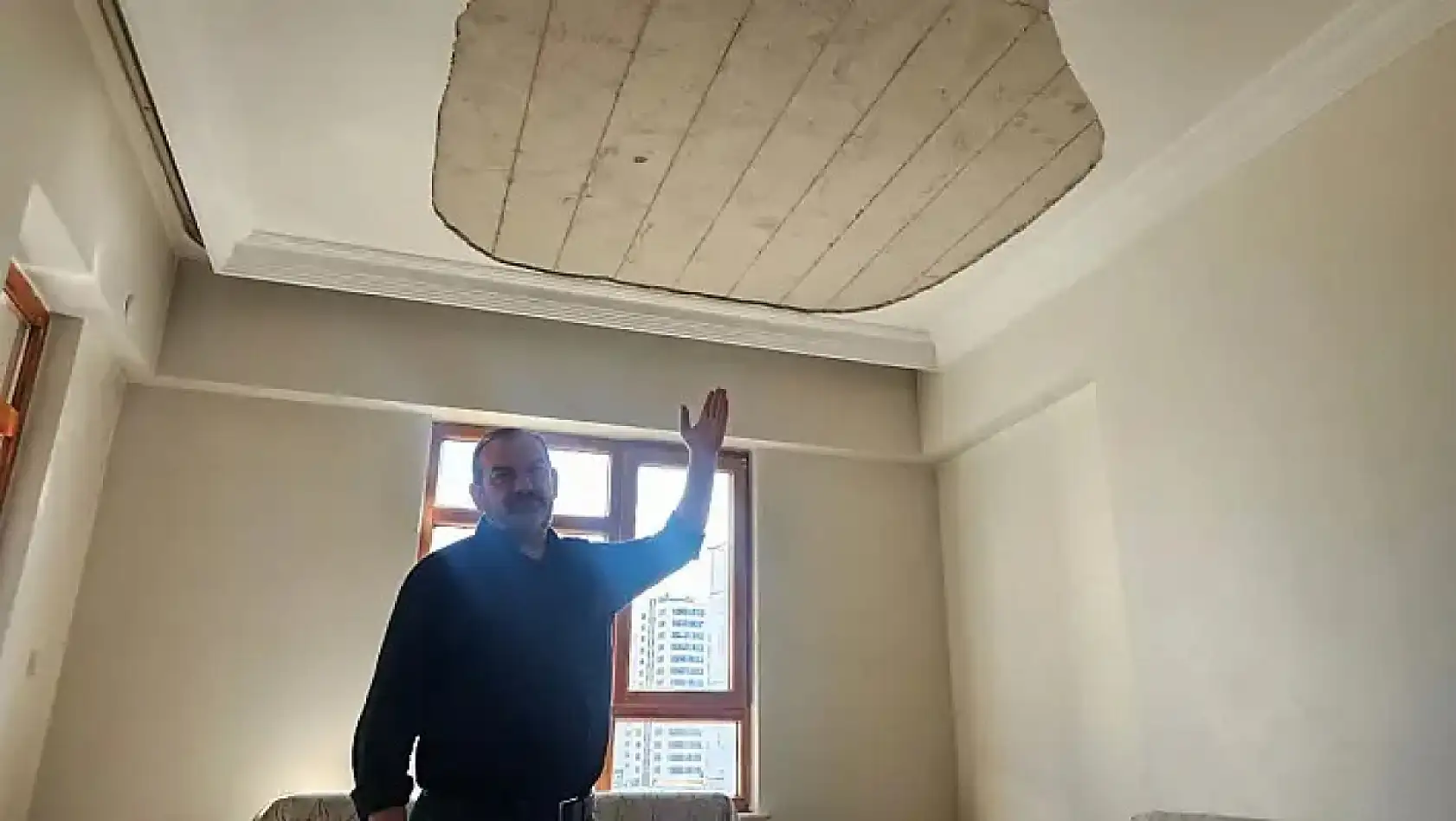 Kayseri'den kısa kısa: Tavan çöktü, yangın çıktı, belediye başkan adayı sert çıktı, Samet Koç sessizliğini bozdu!