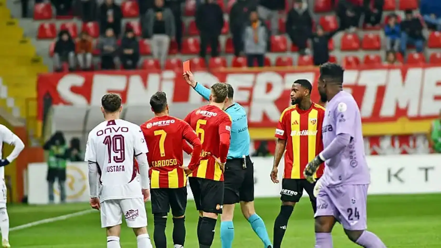 Kayseri'de kısa kısa:  Trafik kazası, Cumhuriyet Meydanı, Mimar Sinan, Kayserispor…