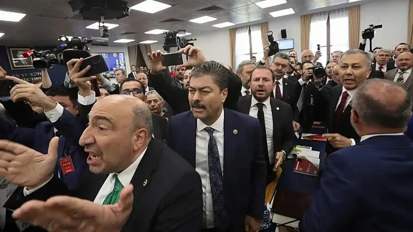 İşte 20 Kasım günü Kayseri'den kısa kısa haberler - Kentte FETÖ operasyonu,  Dursun Ataş görevi, ERÜ'de istifa...