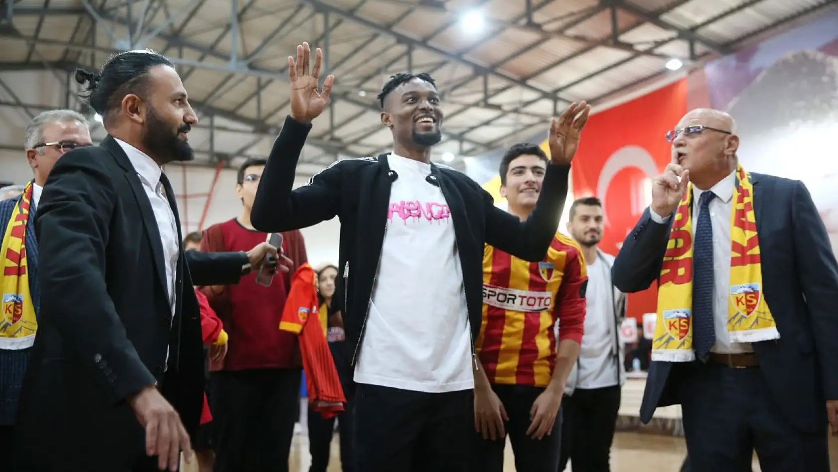 Kayserisporlu Mensah ve Emrah Başsan öğrencilerle bir araya geldi