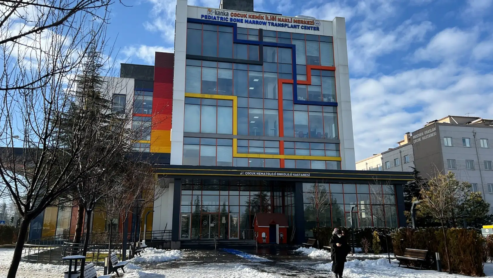 Duraklarda unutulan eşyalar çocuklara umut oluyor