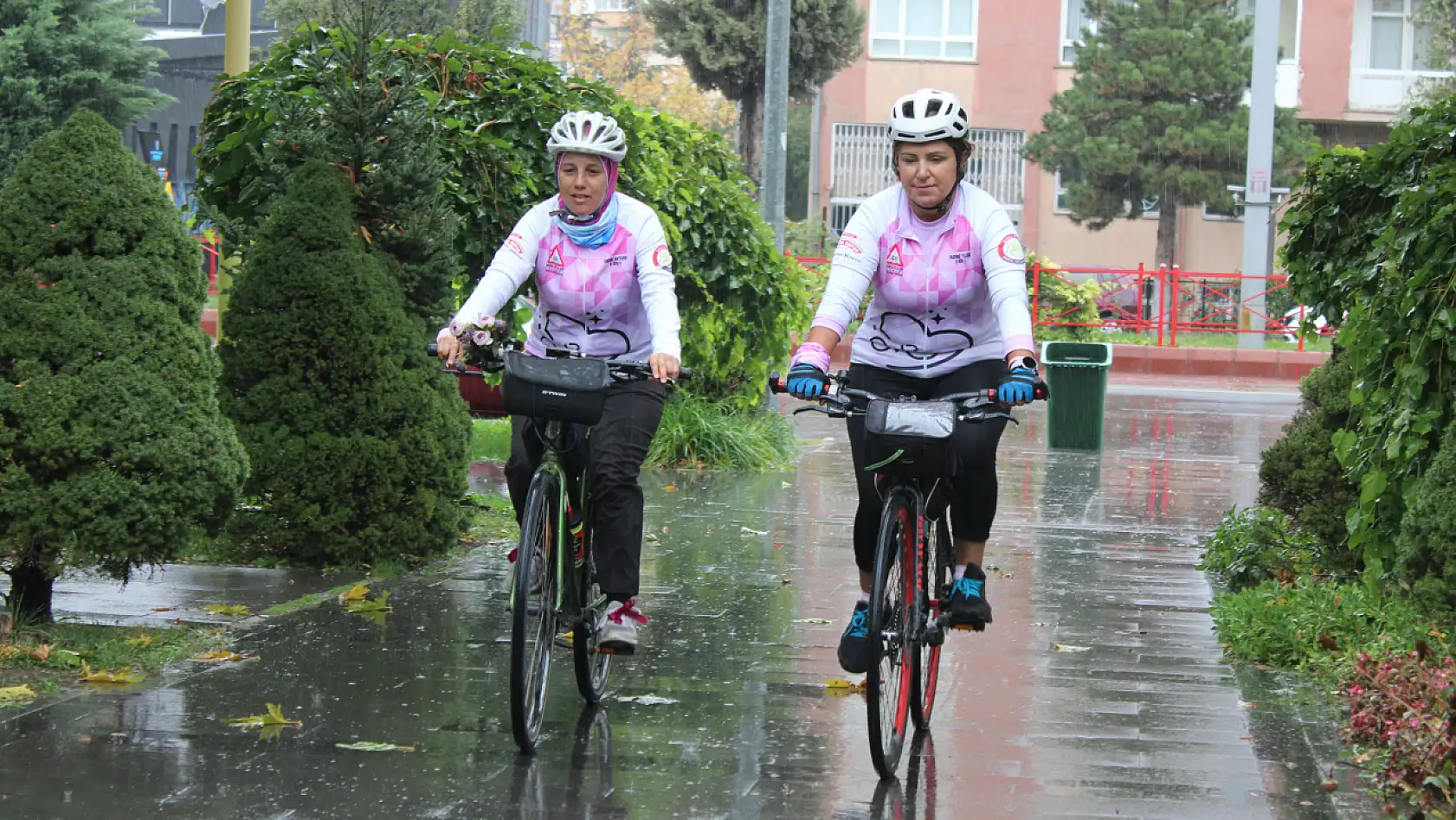 Hayata yeniden pedal: Kanseri yenen kadınlardan anlamlı tur