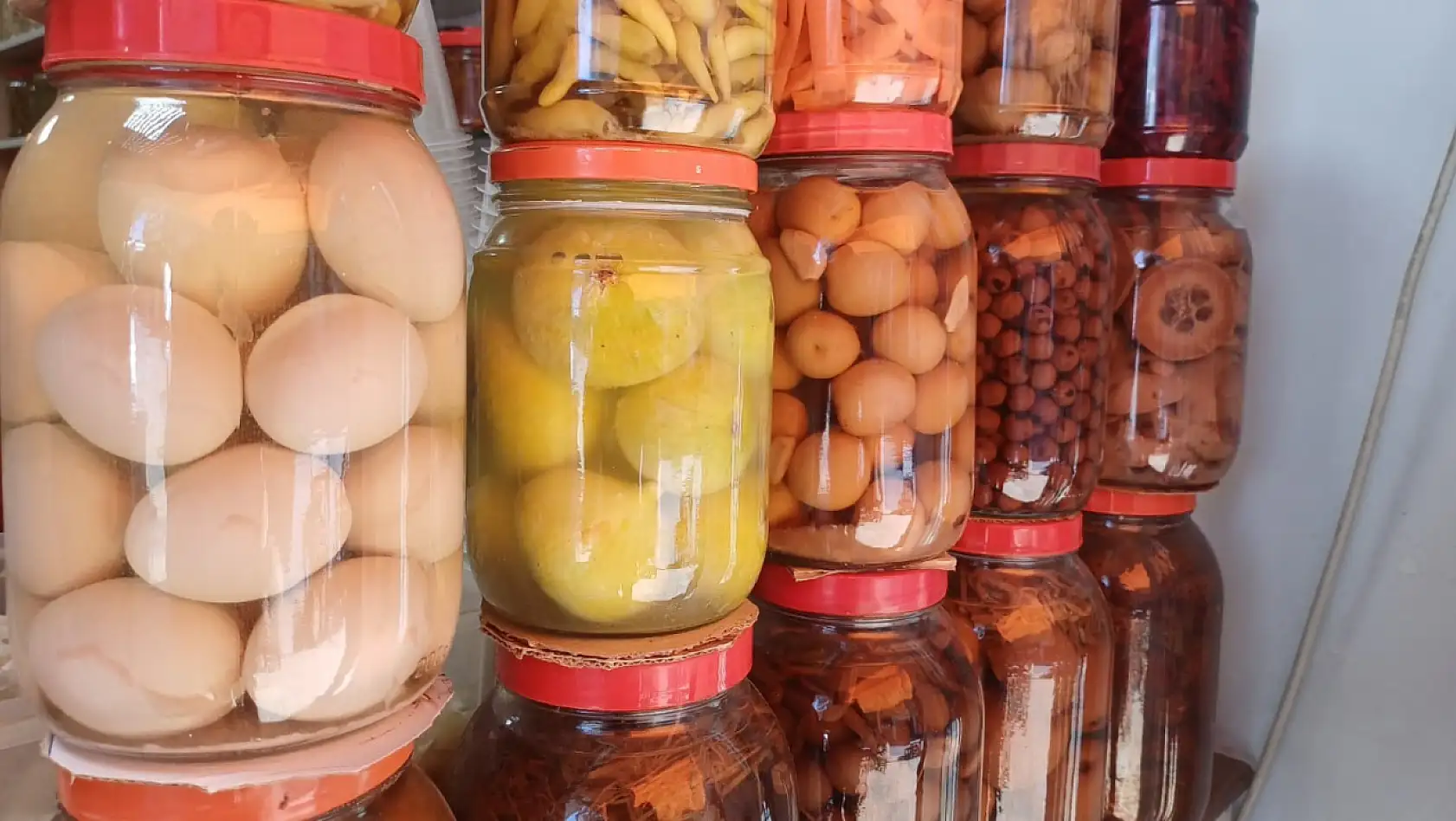 Kayseri'de kış hazırlığı: Tezgahlar 85 çeşit turşuyla doldu