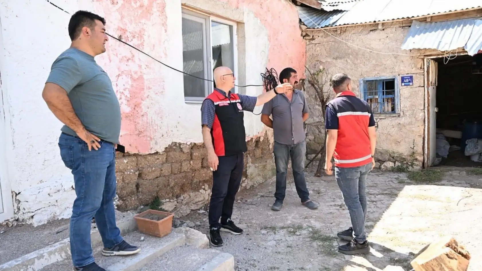 Kayseri'deki depremde bazı evler hasar gördü