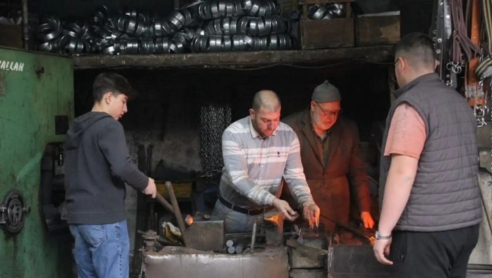 Üç kuşak aynı dükkanda demir dövüyor