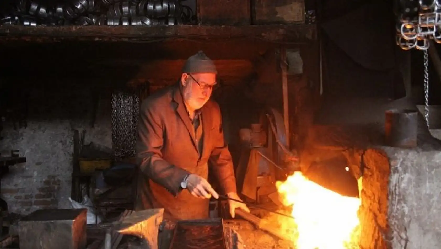 Üç kuşak aynı dükkanda demir dövüyor