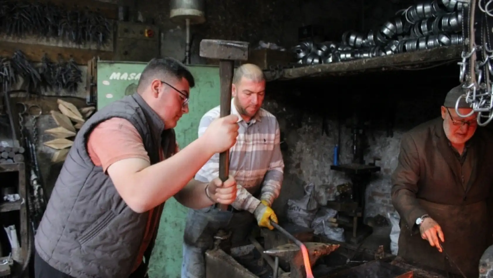 Üç kuşak aynı dükkanda demir dövüyor