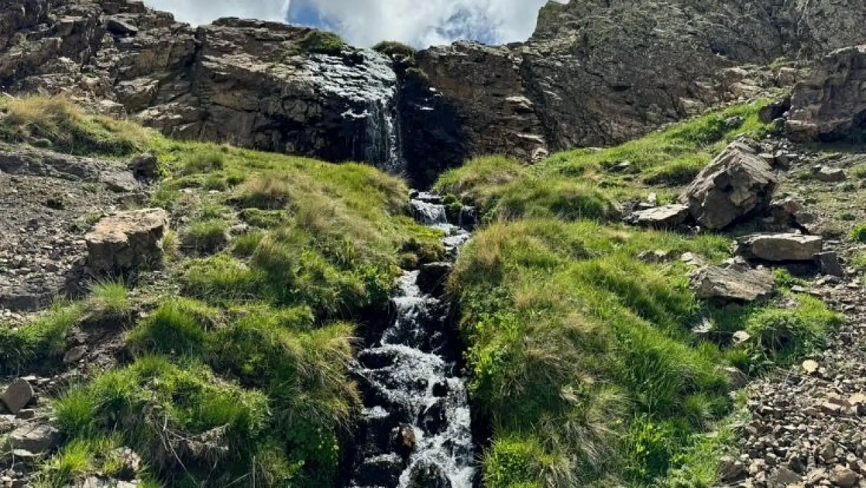 Erciyes'te kış bitti, kartpostallık bahar başladı: Beyazın yerini renkler aldı