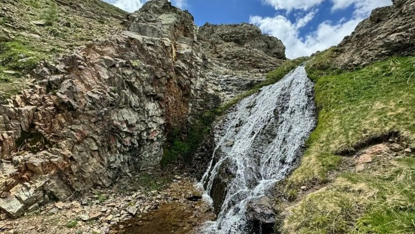 Erciyes'te kış bitti, kartpostallık bahar başladı: Beyazın yerini renkler aldı