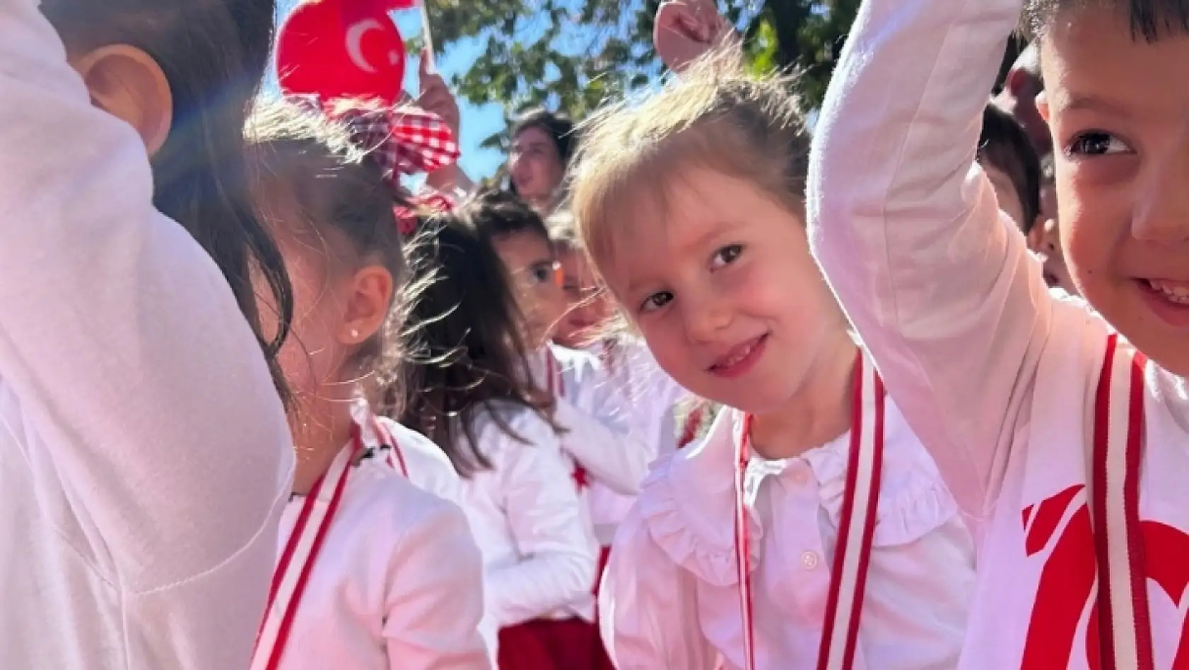 Doğuş Koleji'nden Cumhuriyet coşkusu yükseldi