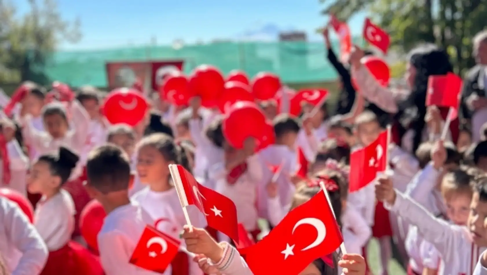 Doğuş Koleji'nden Cumhuriyet coşkusu yükseldi