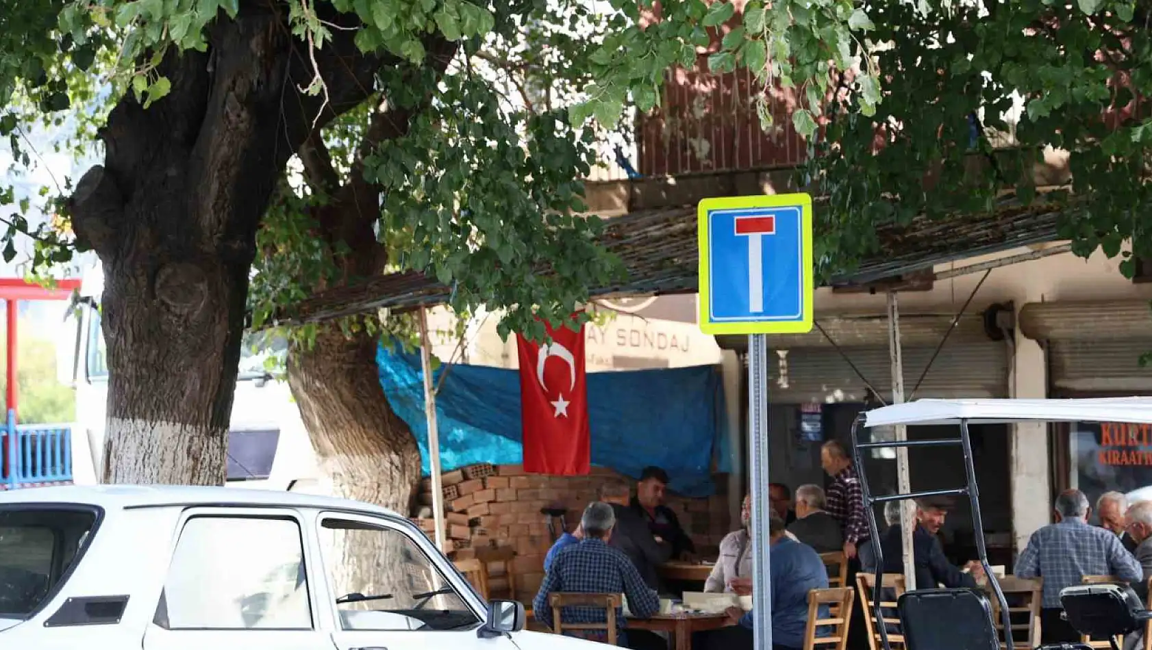 Adana'da esnaflardan teröre Türk Bayraklı tepki!