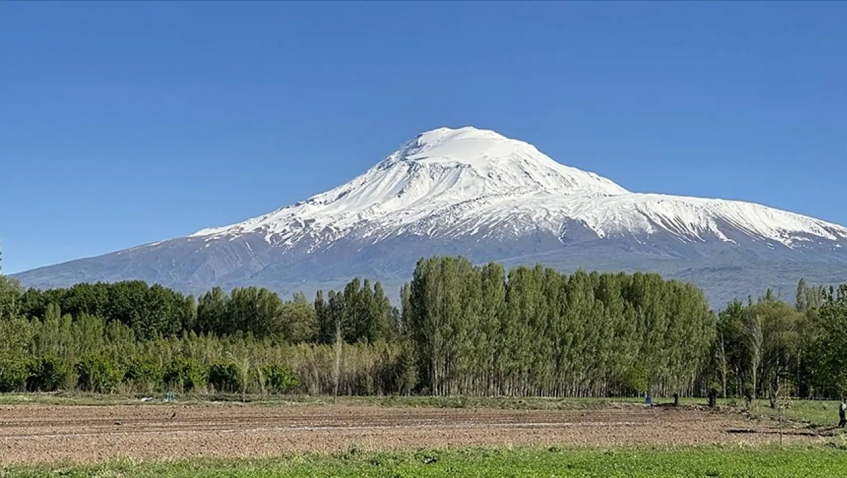 Ağrı Dağı'na kar yağdı