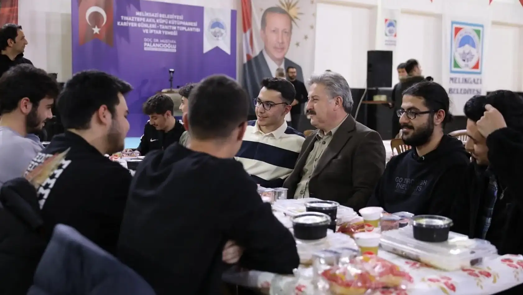 Akıl Küpü Kütüphanesi'nde iftar yemeği