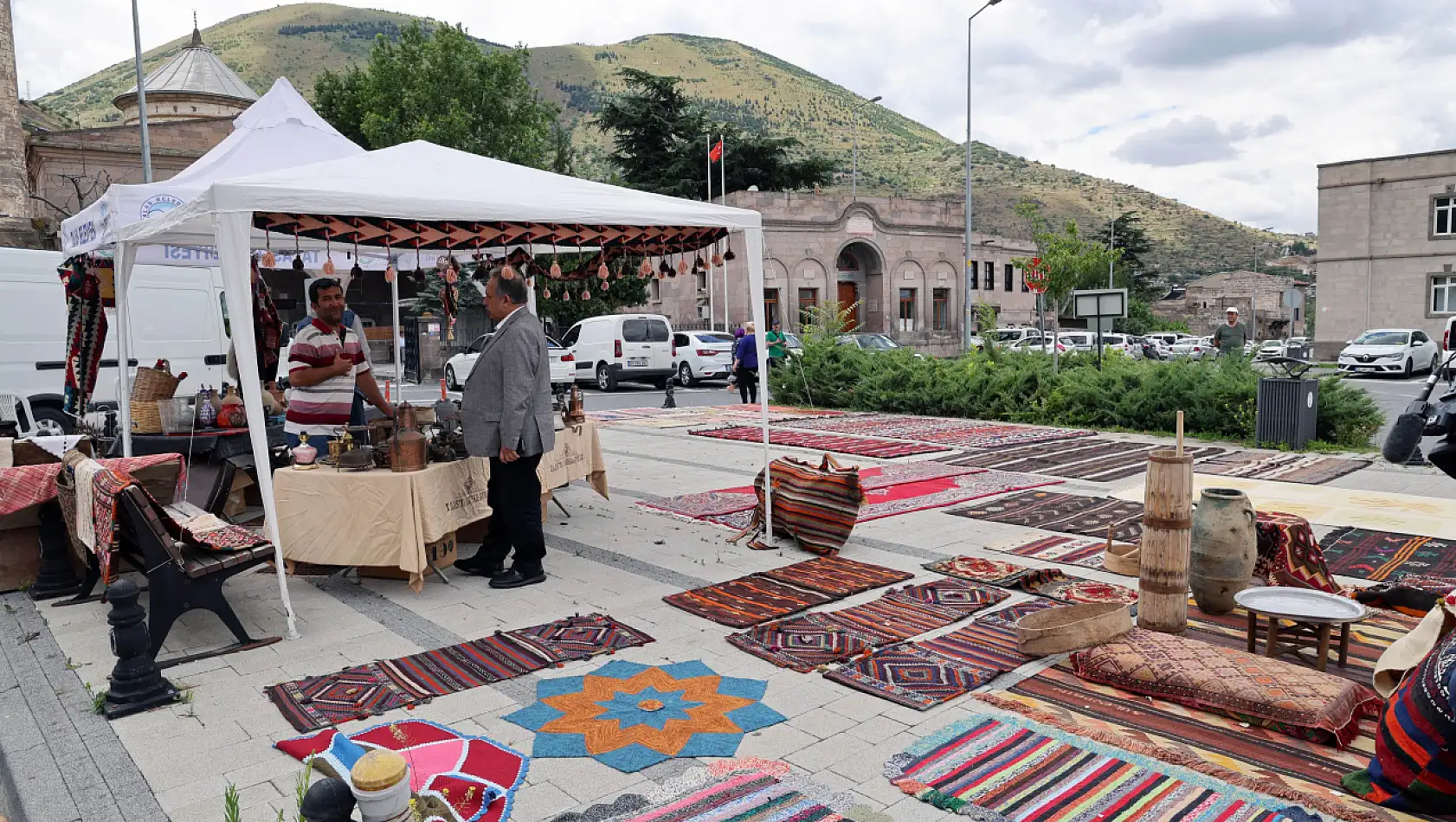 Antika Pazarı Tarih Tutkunlarını Bekliyor