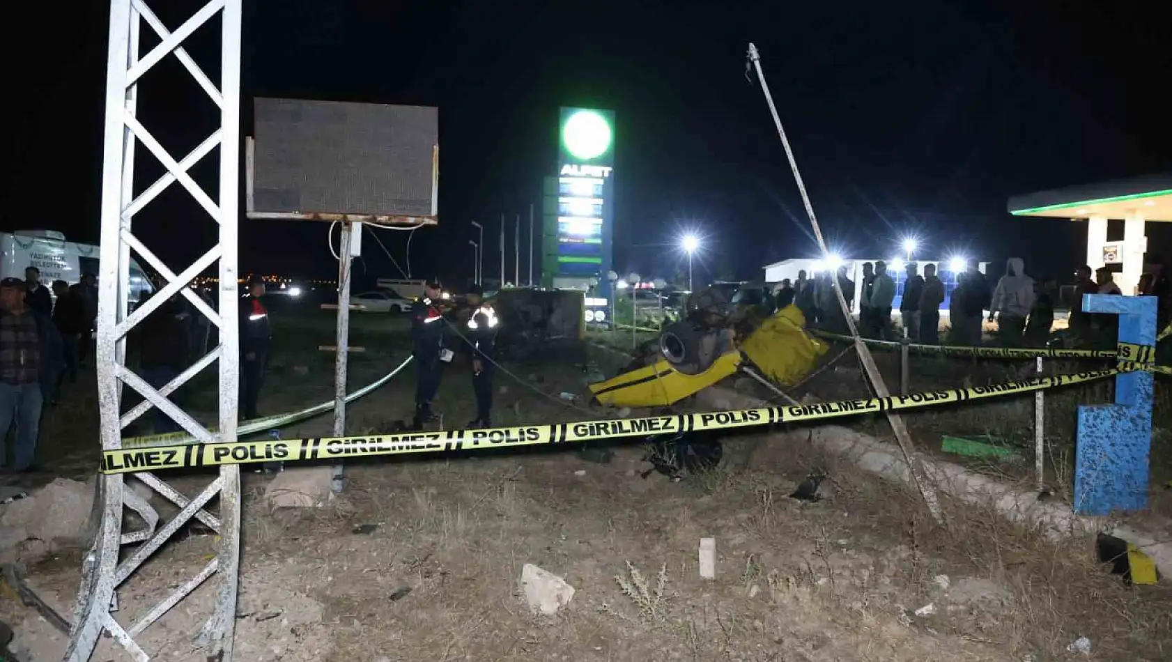 Aydınlatma direğine çarptı, ikiye bölündü