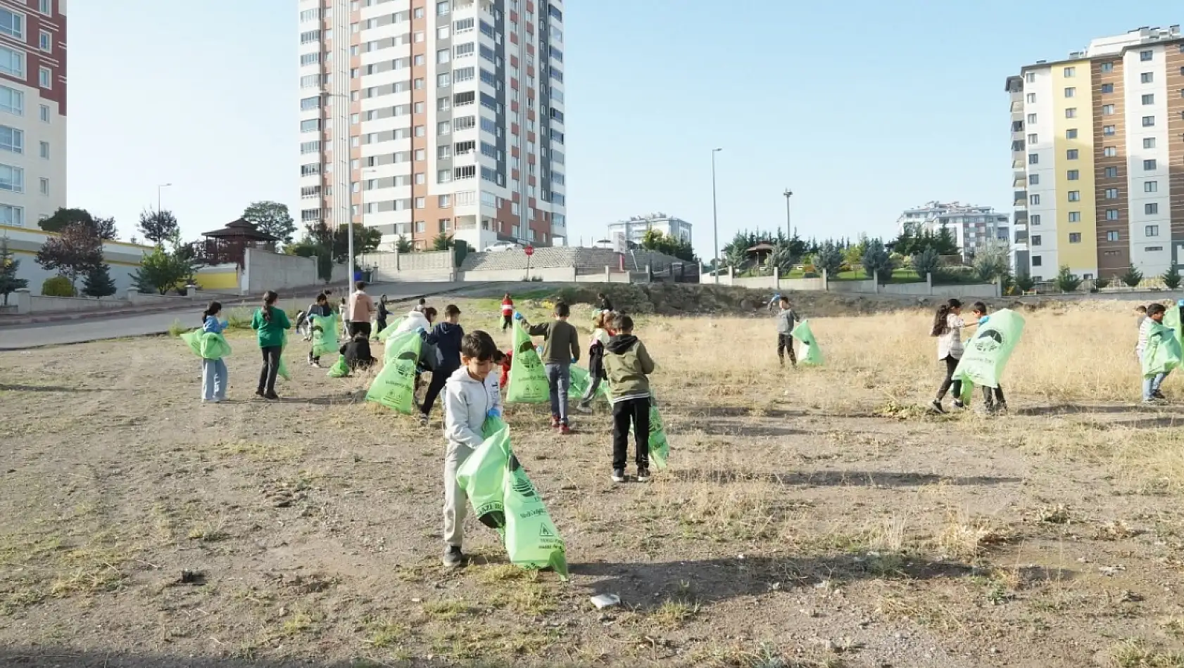 Bahçelievler Ortaokulu öğrencilerinden toplu temizlik...