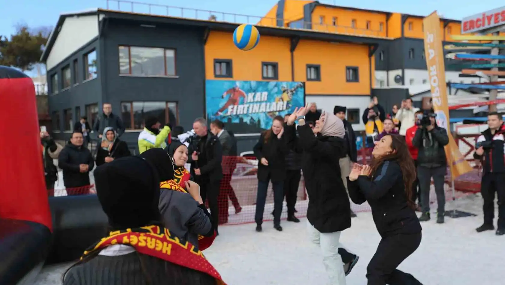 Bakan Göktaş, Erciyes'te kar voleybolu oynadı