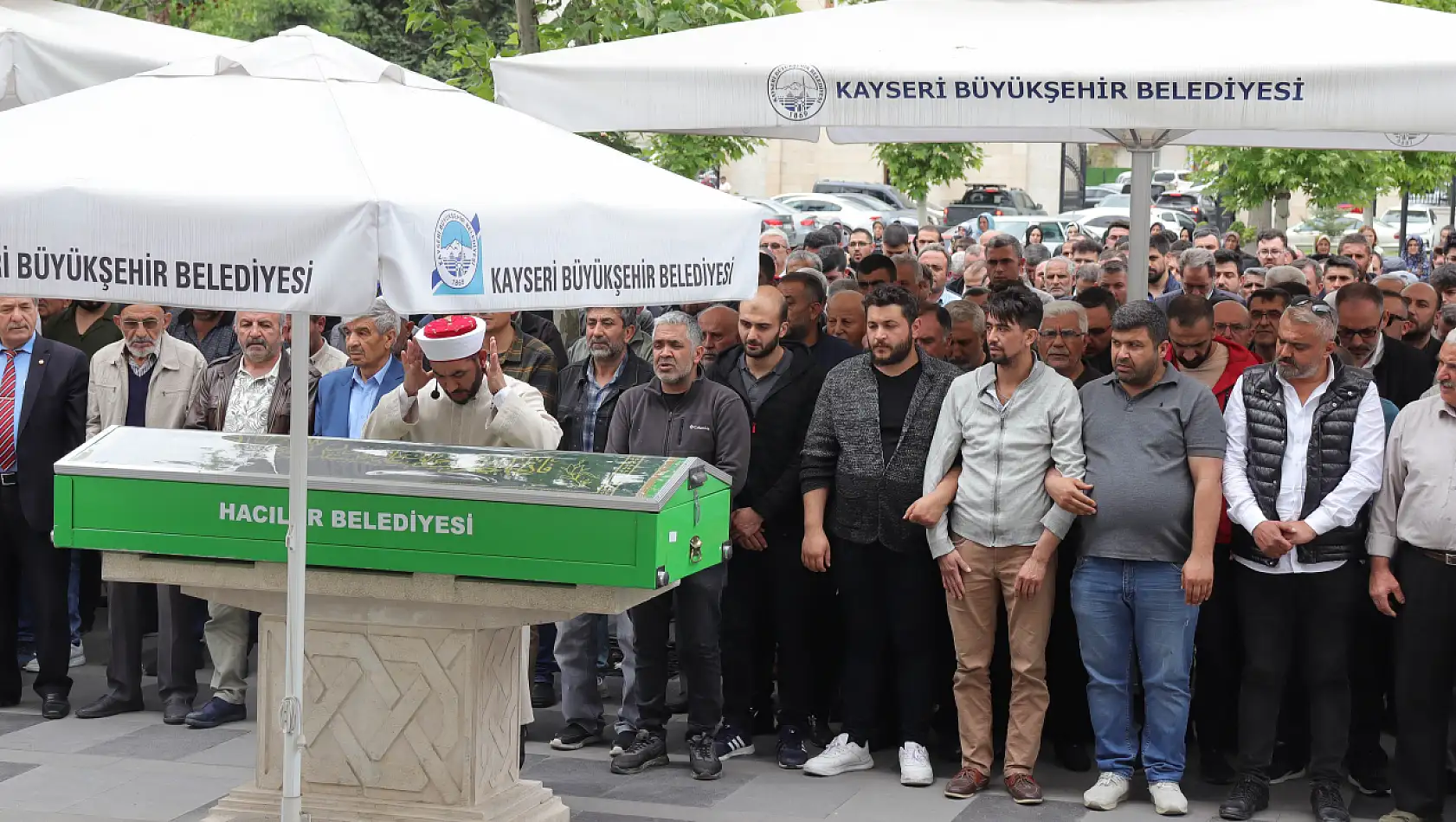 Balkondan düşen anne ve 2 çocuğu gözyaşlarıyla uğurlandı