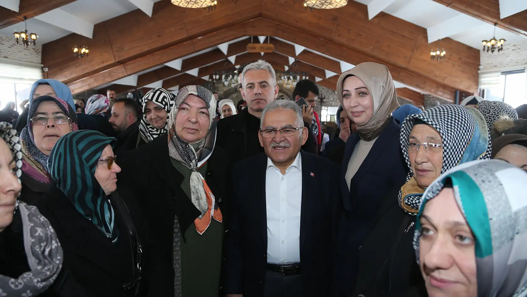 Başkan Büyükkılıç  : 'Biz sizleri her gün tebrik ediyoruz, başımızın tacısınız'