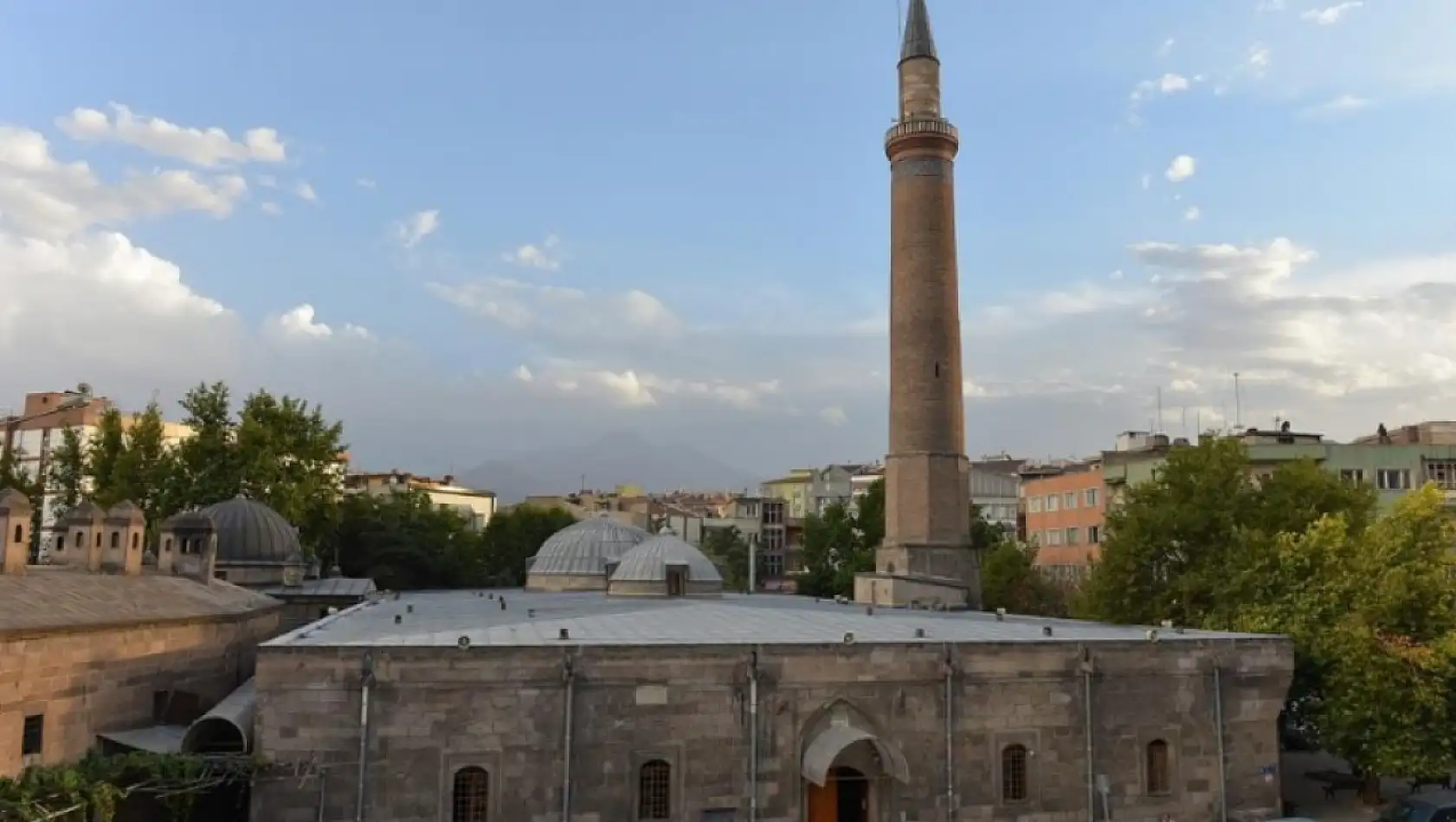 Bu Haftanın Cuma Hutbesi 'İlim izzete, şiddet zillete götürür' (22 Kasım)