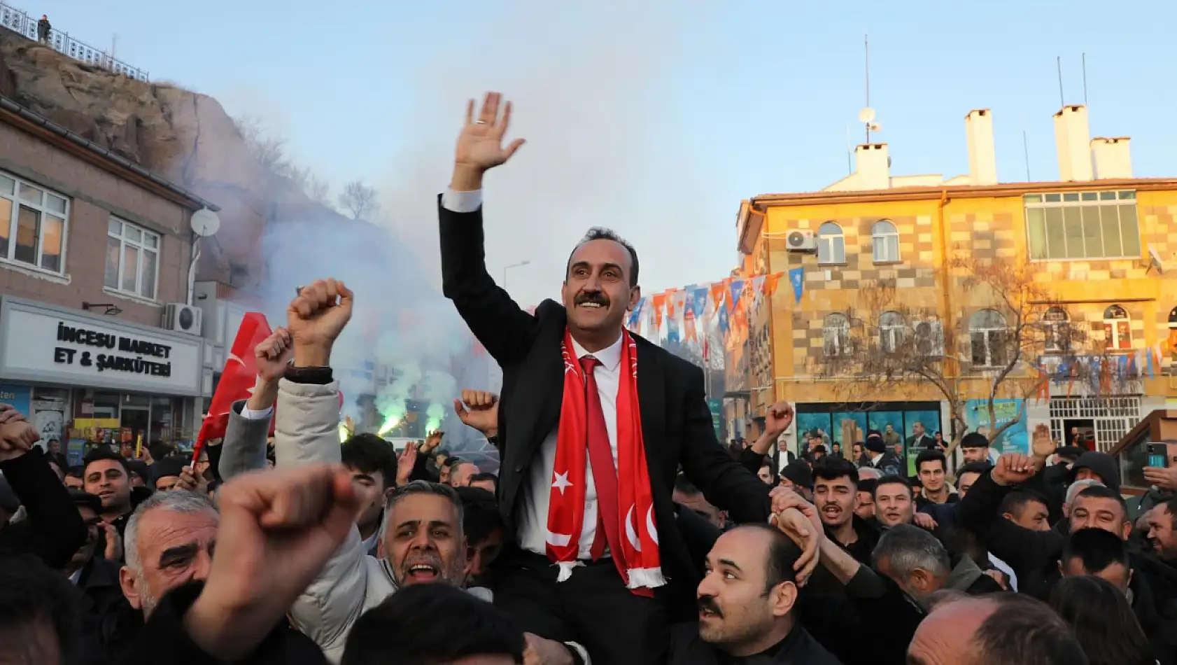 Büyük coşku! Omuzlarda taşındı