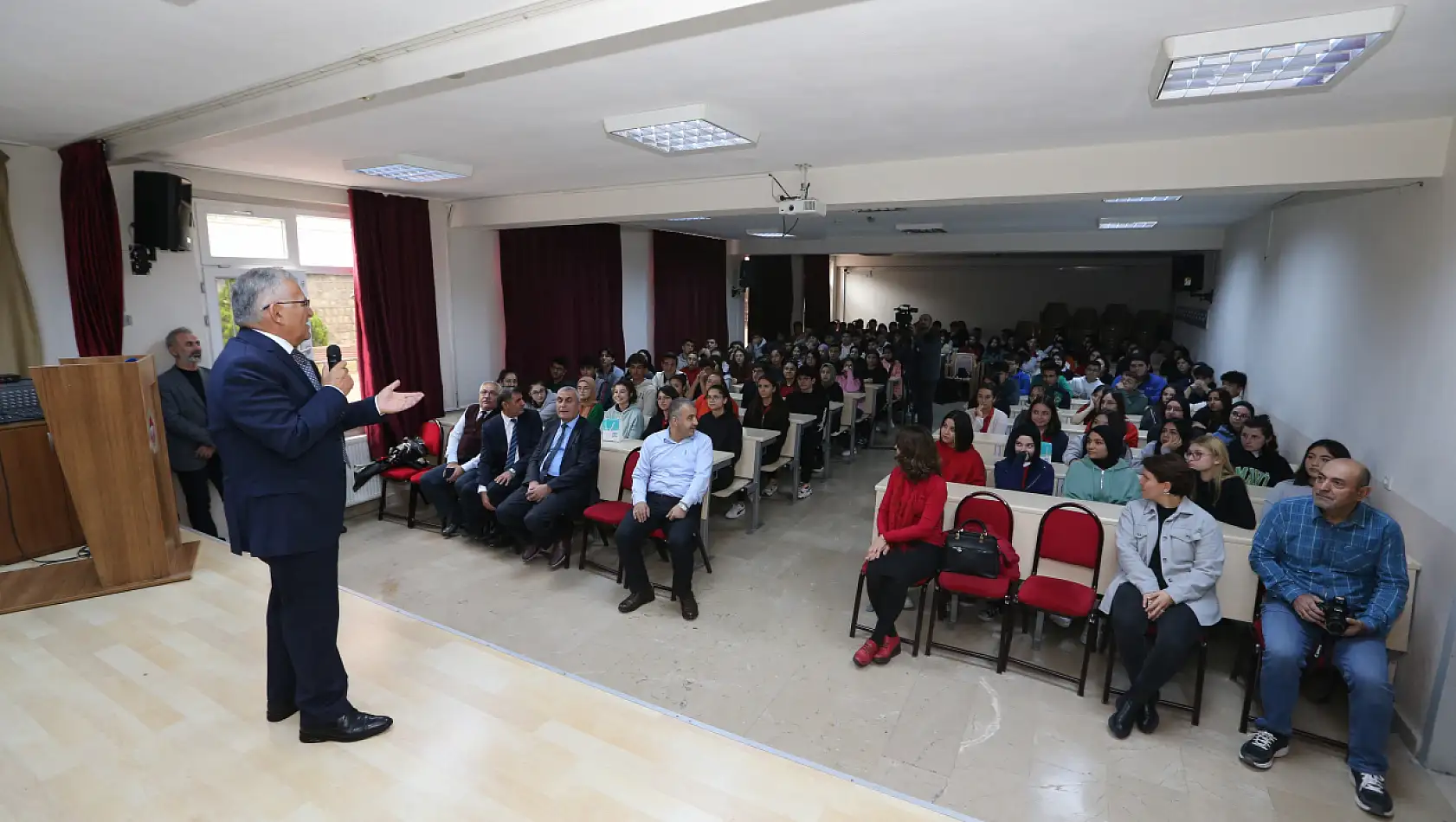 Büyükkılıç: Sizler geleceğimizsiniz, geleceğe yatırım yapıyoruz...