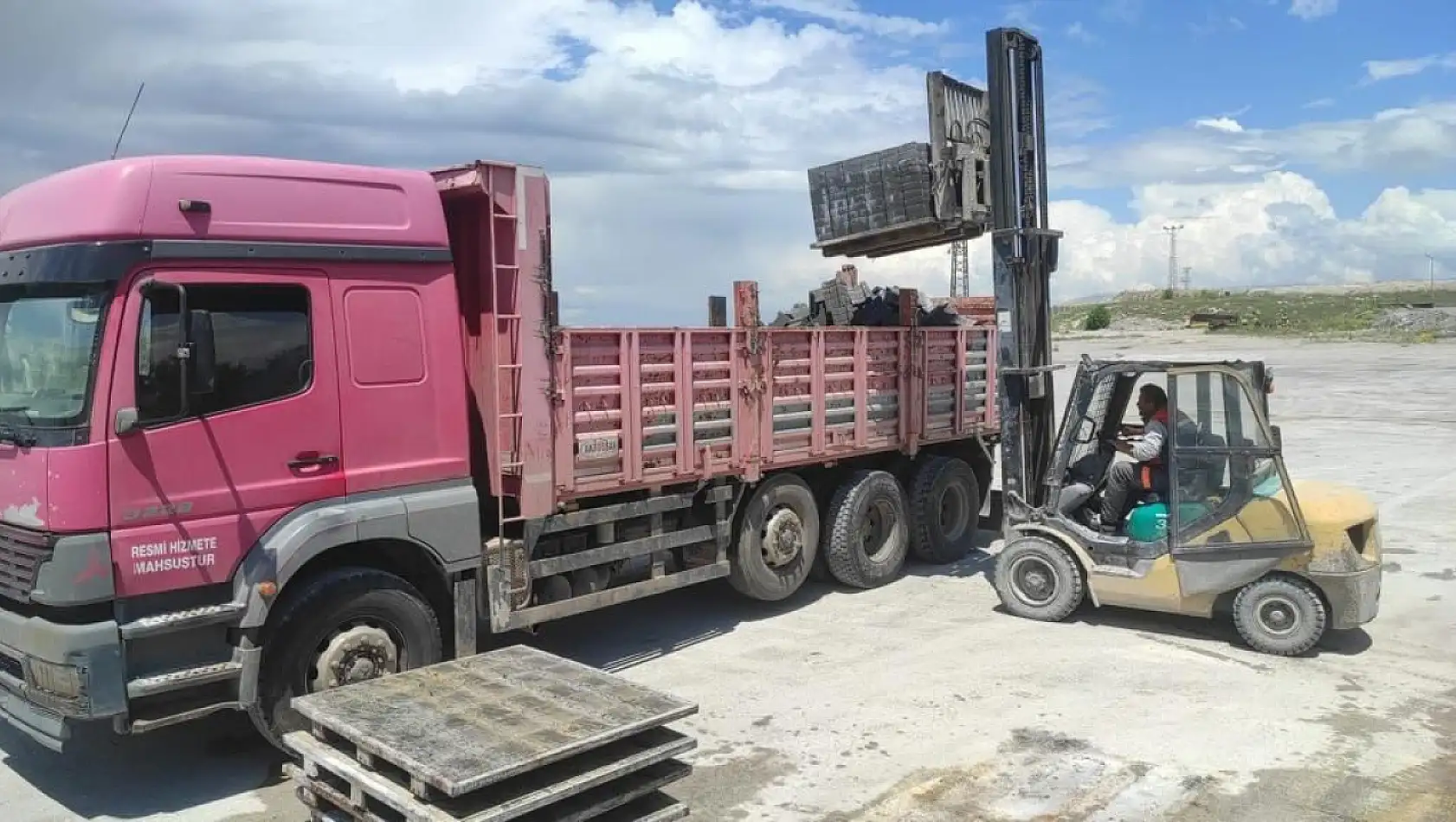 Büyükşehir'den, 250 bin metrekare kilit beton parke taşı teslimatı