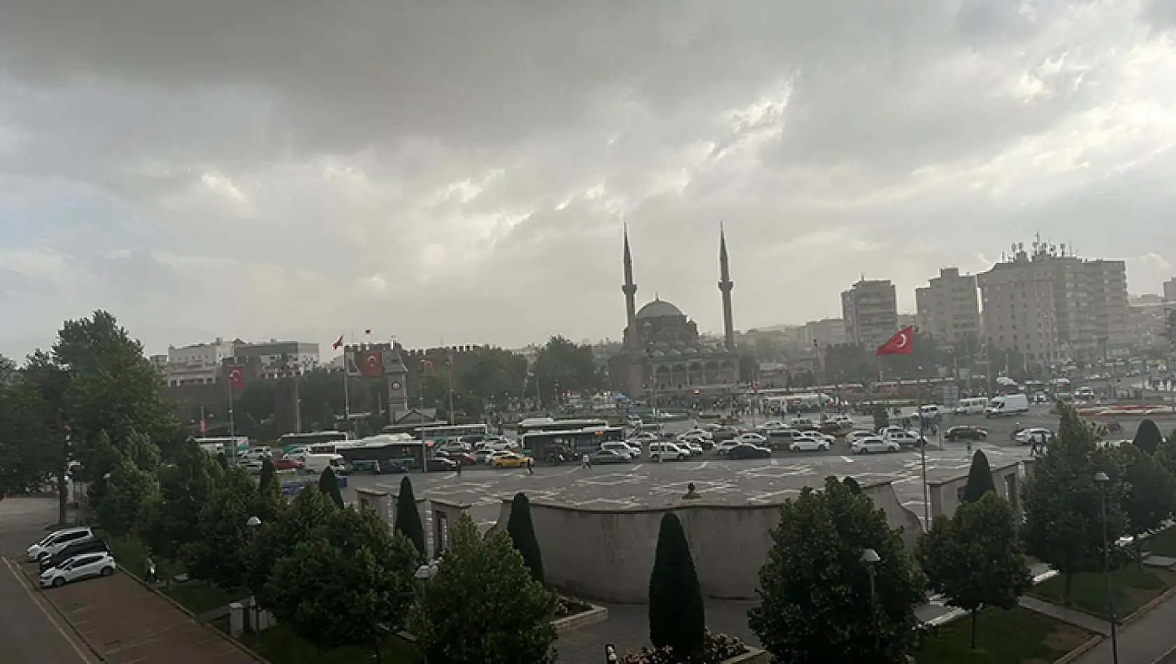 Cumhuriyet Meydanı Akşam Olmadan Karanlığa Gömüldü!