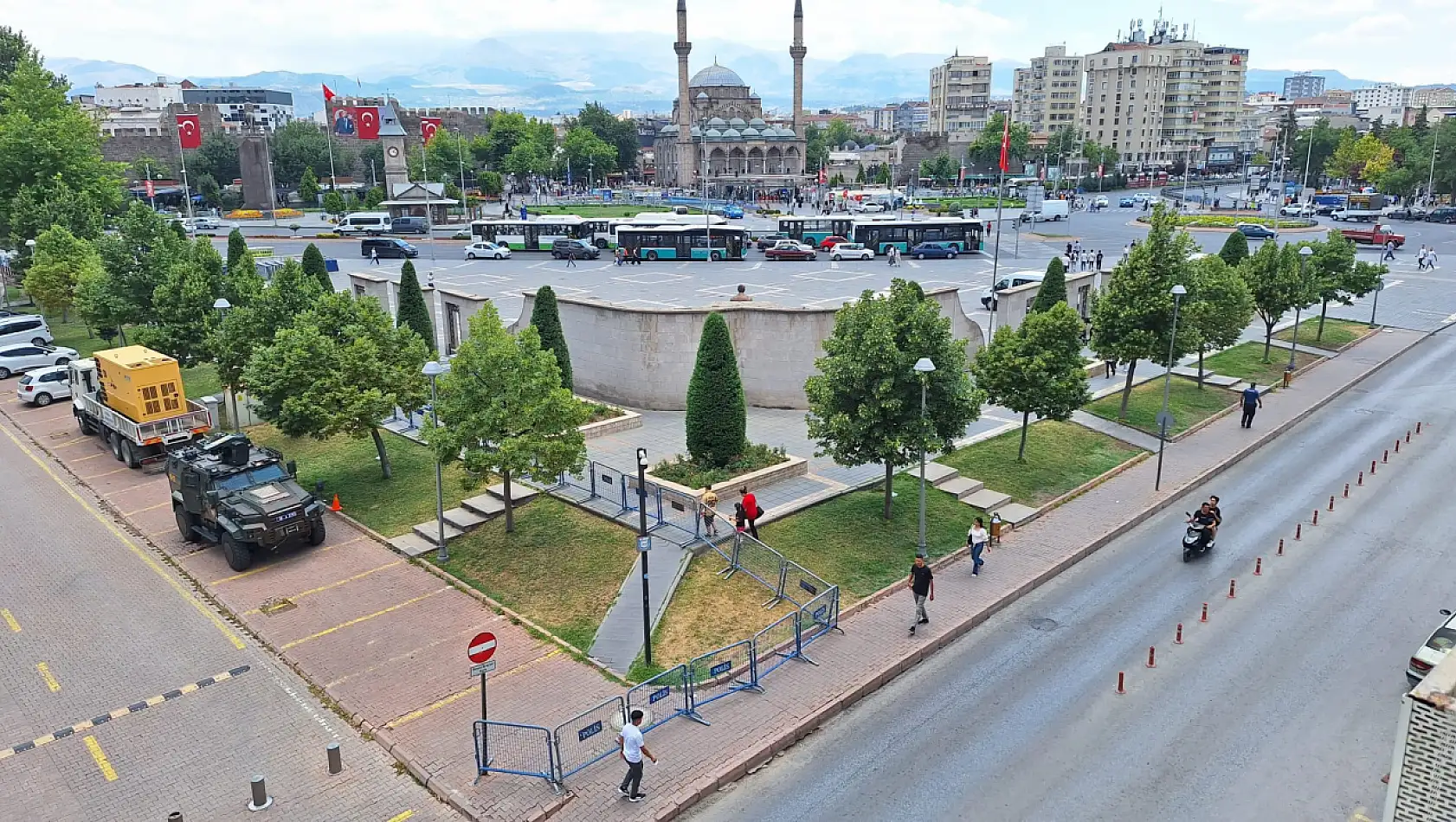 Cumhuriyet Meydanı'nda Hazırlıklar Başladı – Polisler Her Yeri Sardı