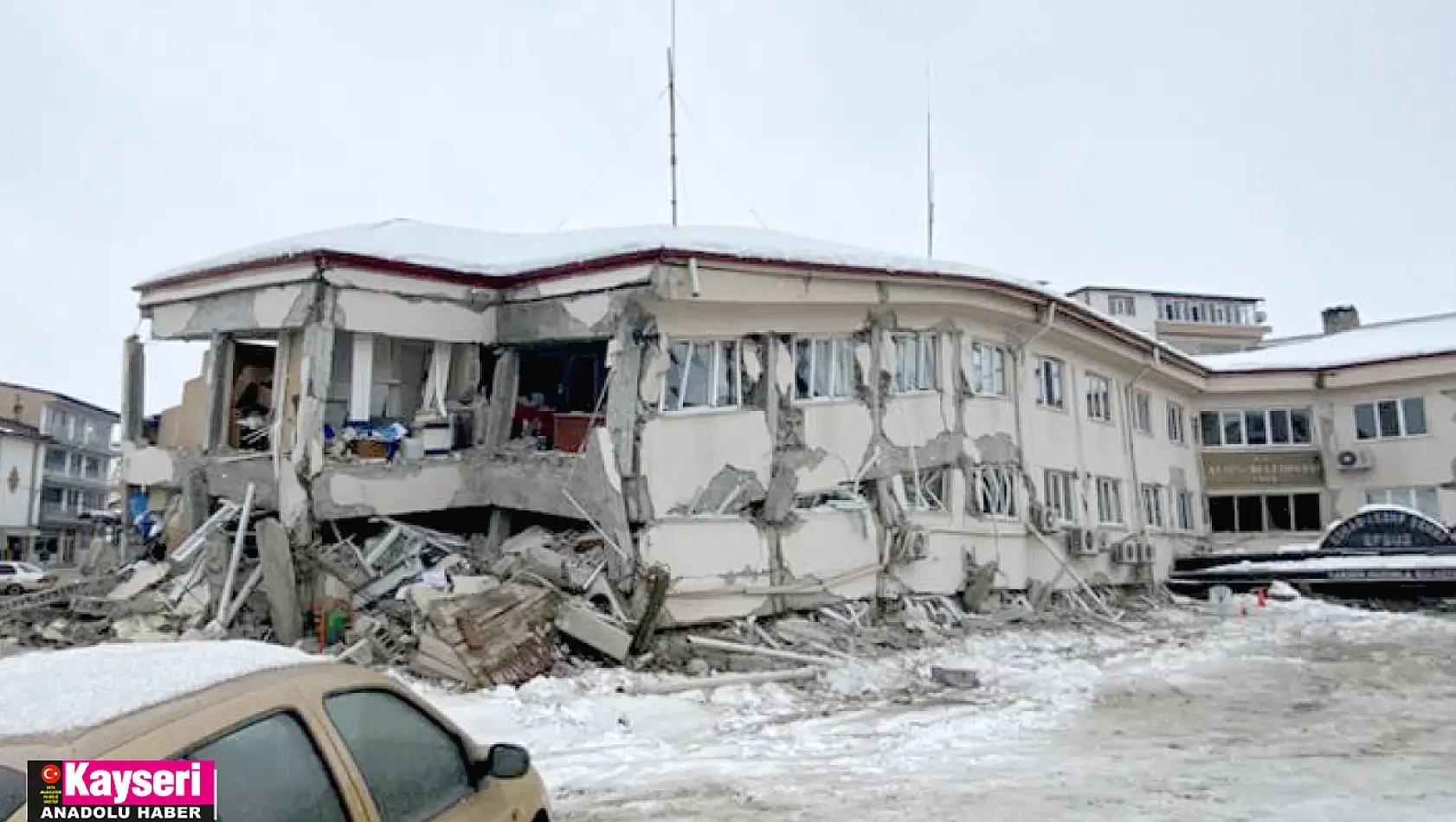 Depremzedeler Afşin'de acil yardım bekliyor