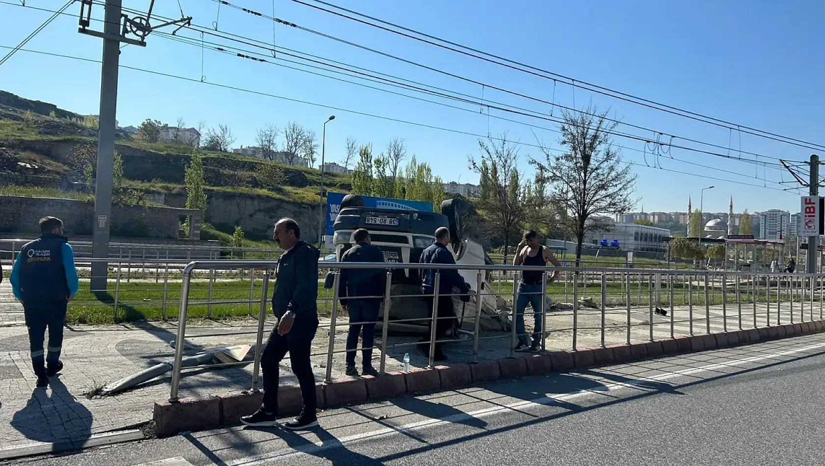 Direksiyon hakimiyetini kaybetti, takla attı