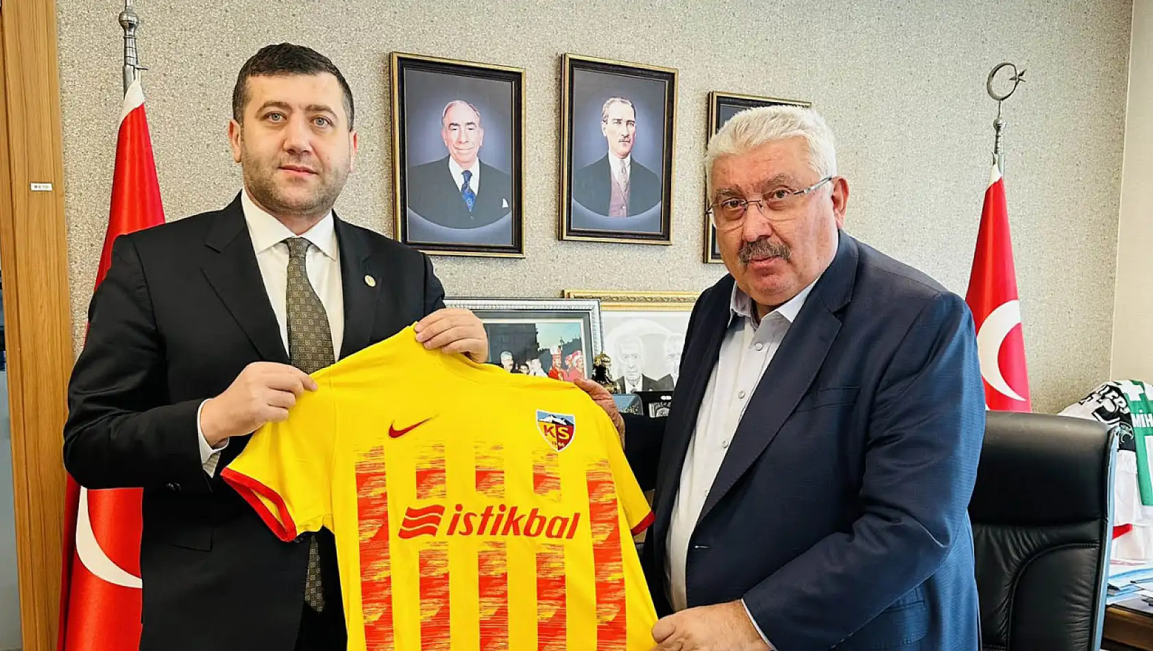 Ersoy, Semih Yalçın'a Kayserispor Forması Hediyesi etti