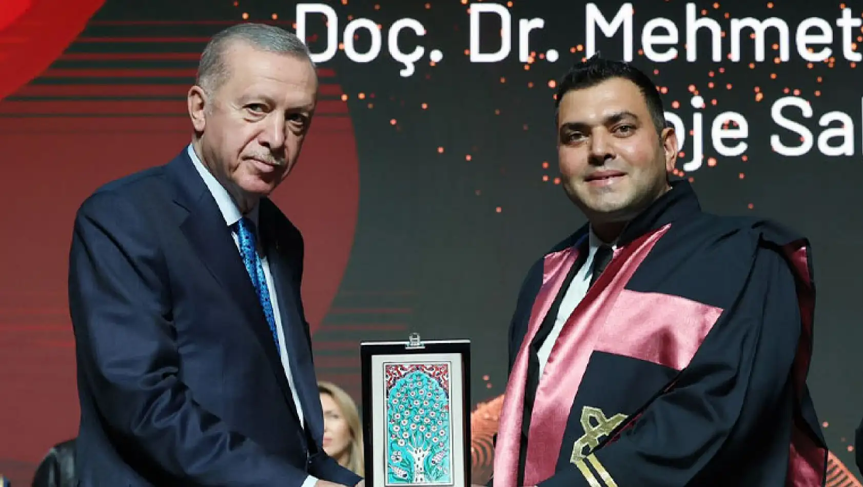 ERÜ'lü öğretim üyesi ödülünü Erdoğan'dan aldı!