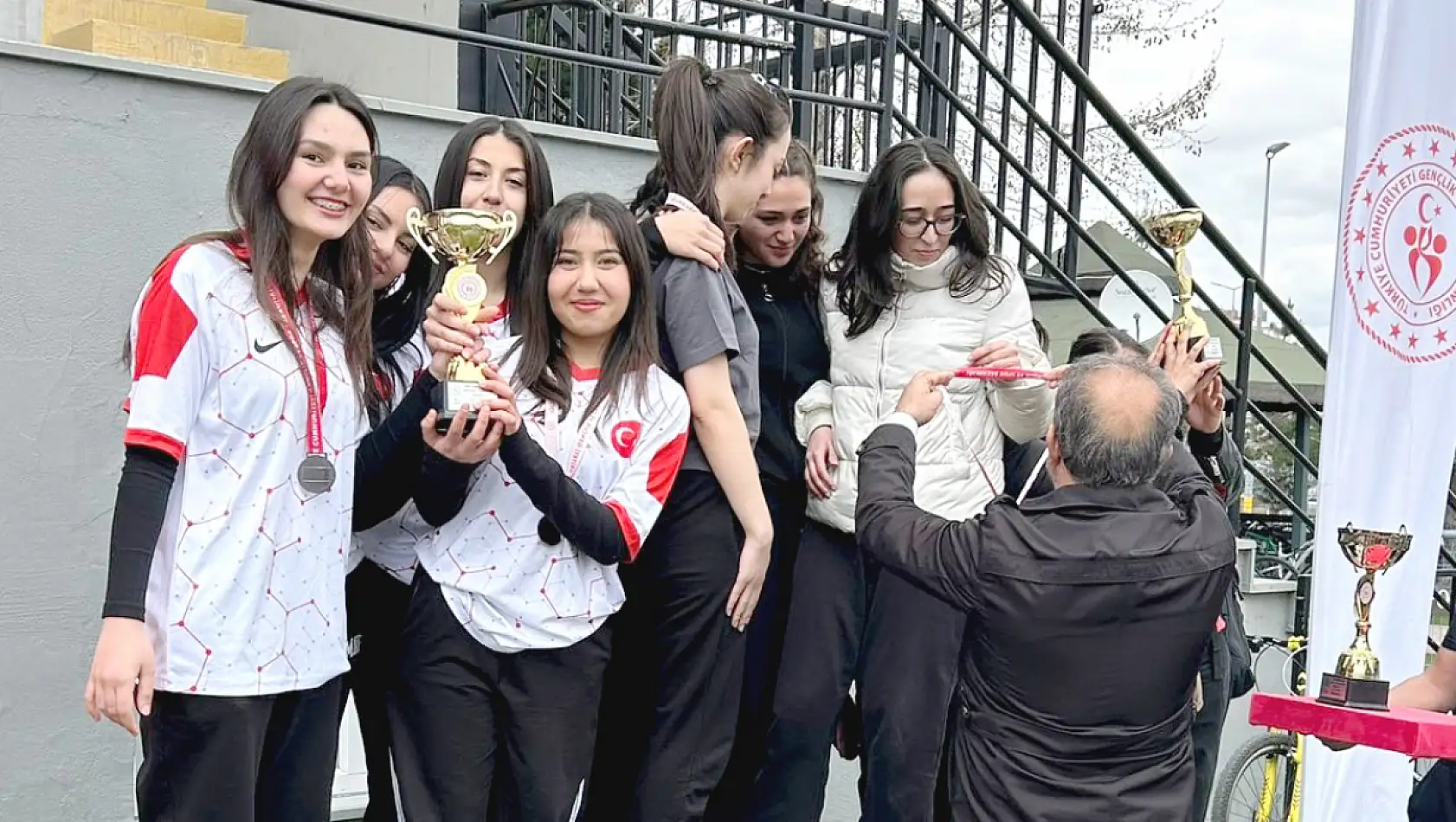 Nurullah Pakize Narin Lisesi bisiklet takımı, Türkiye Finalleri'nde Kayseri'yi temsil edecek