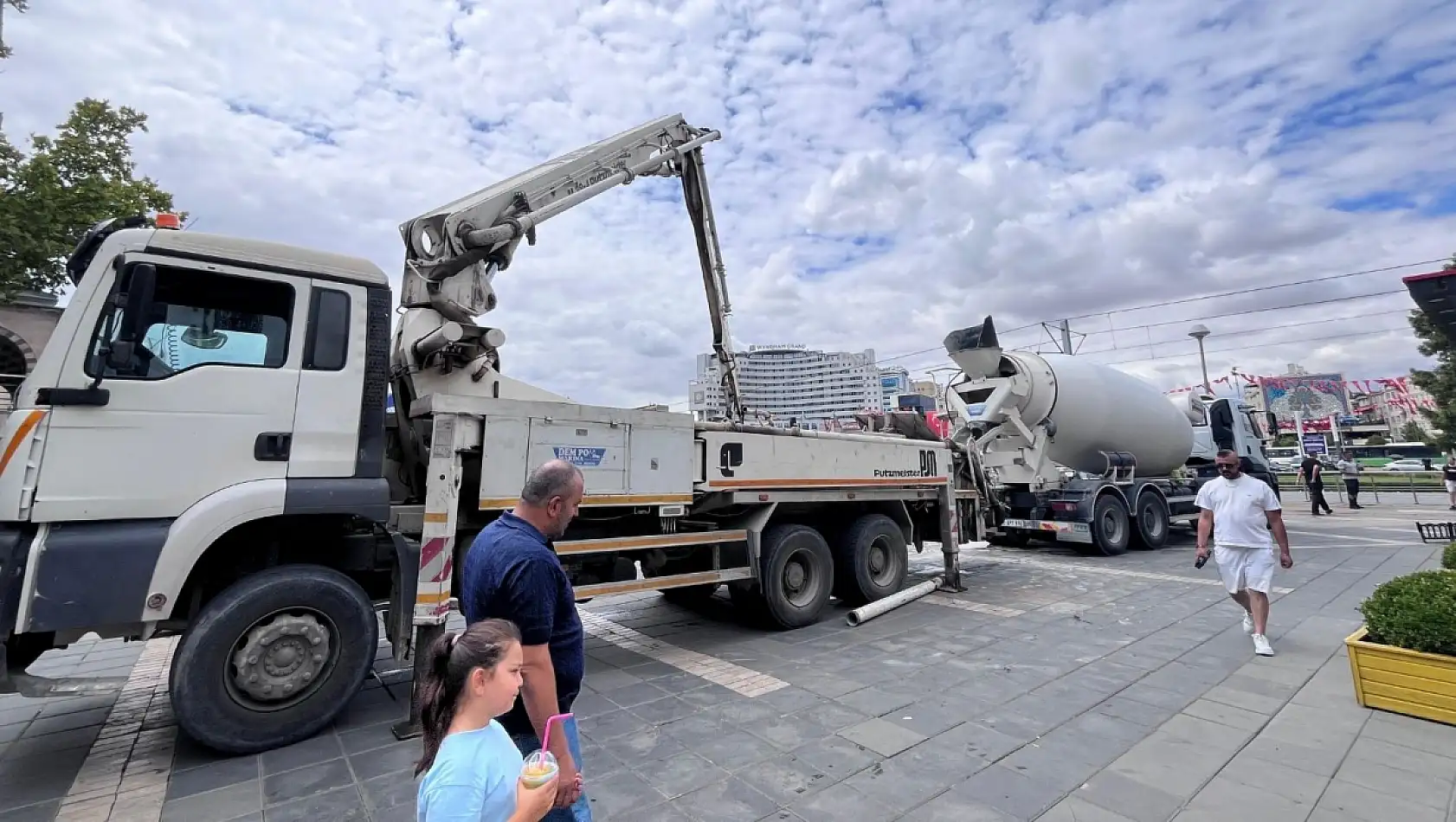 Kayseri'de beton harcı vatandaşların üzerine döküldü: İşte sıcak görüntüler!