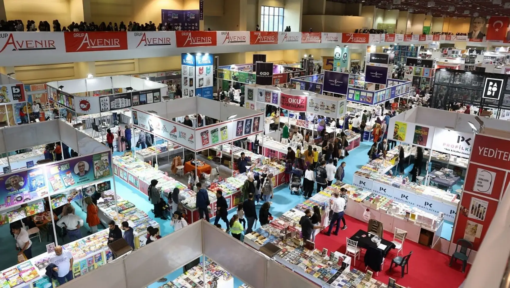 Kayseri'de aynı gün iki farklı dünya… Kitap Fuarı'nda dikkat çeken ayrım!