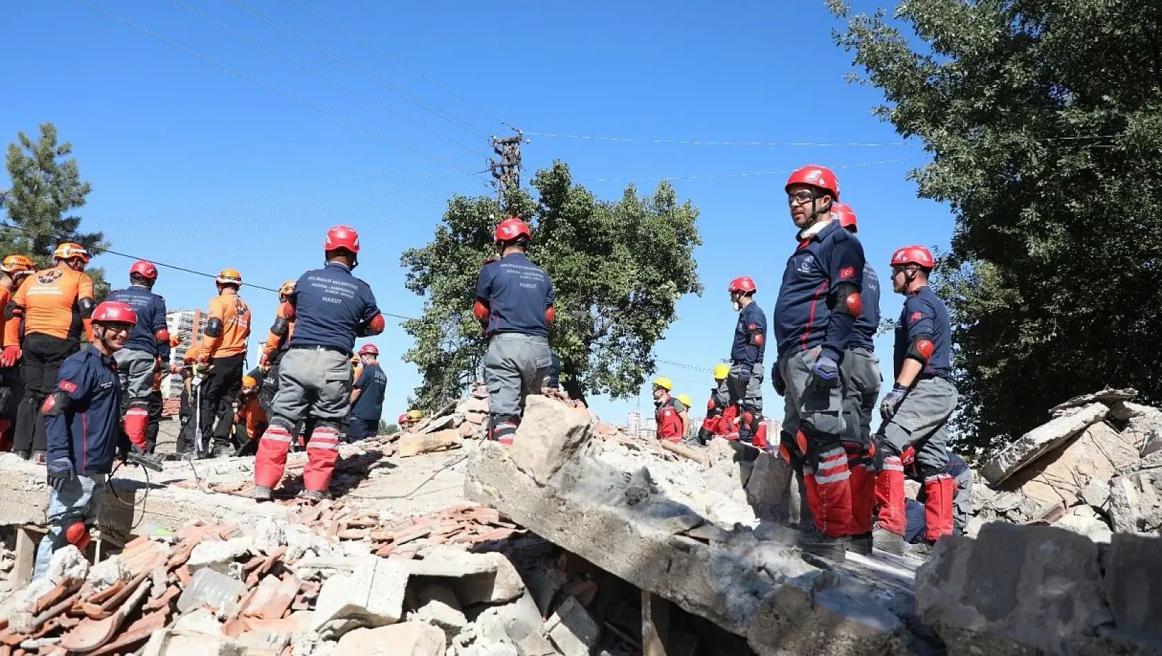Kayseri Gazetelerinde 24 Eylül Çarşamba günü manşet tek: Deprem Tatbikatı!