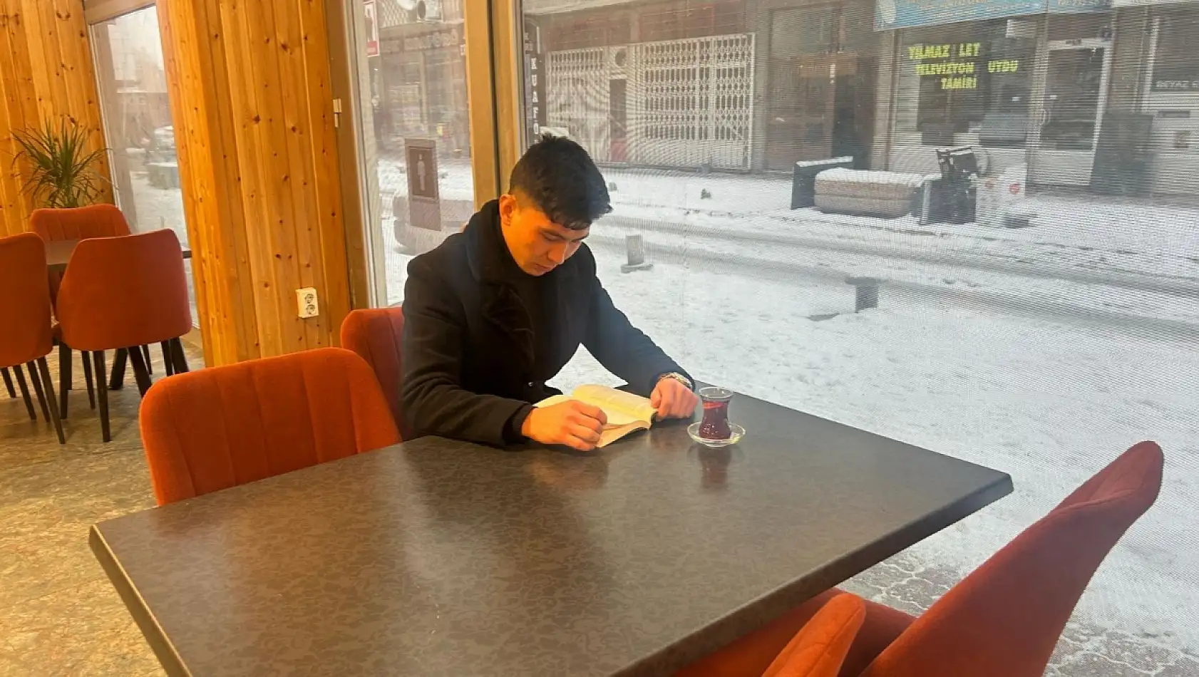 Kayseri'nin merkezinde kitap okuyana ücretsiz çay – Kahve içinse gönülden ne koparsa!
