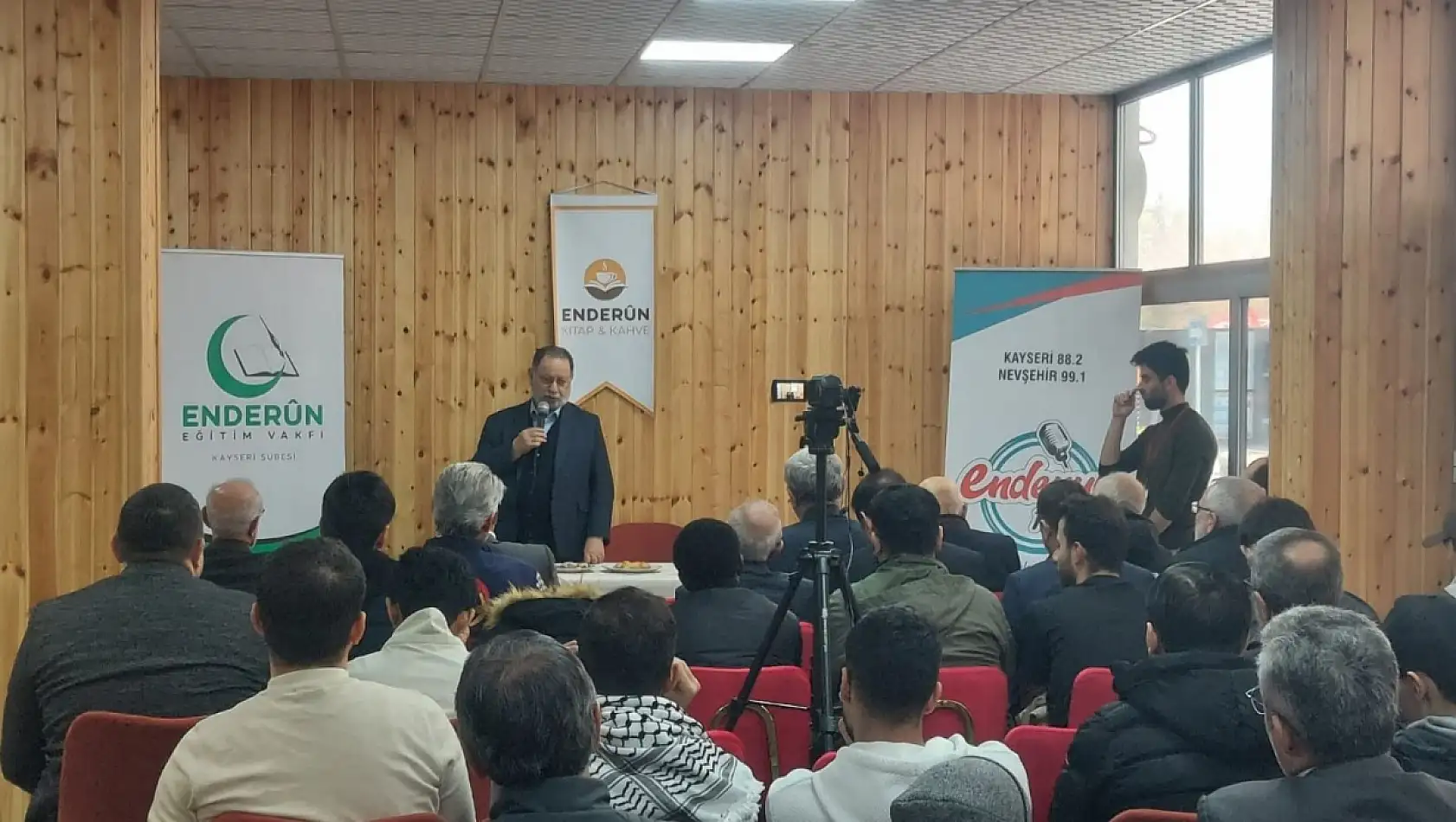 Kayseri'nin merkezinde kitap okuyana ücretsiz çay – Kahve içinse gönülden ne koparsa!