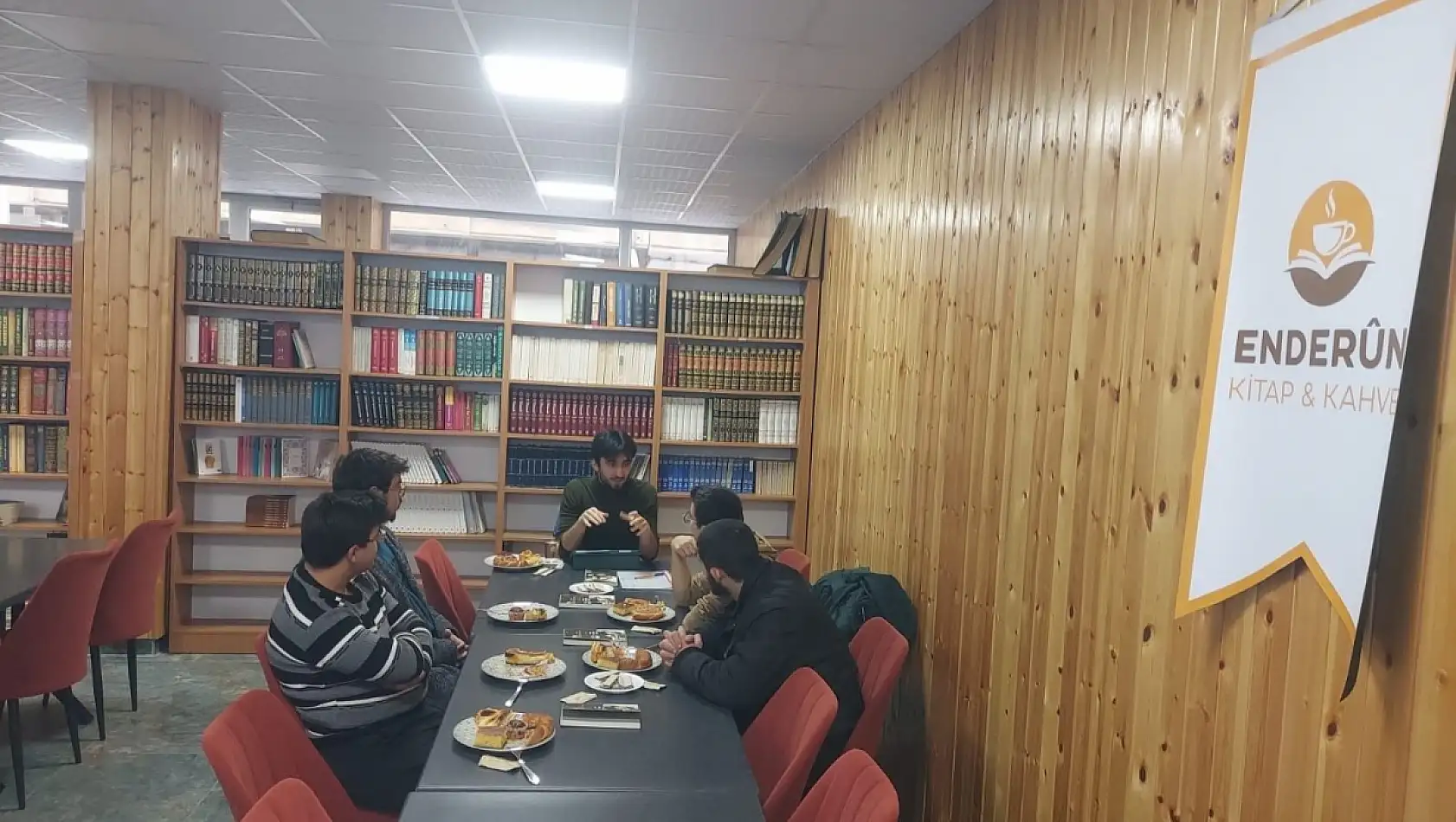 Kayseri'nin merkezinde kitap okuyana ücretsiz çay – Kahve içinse gönülden ne koparsa!