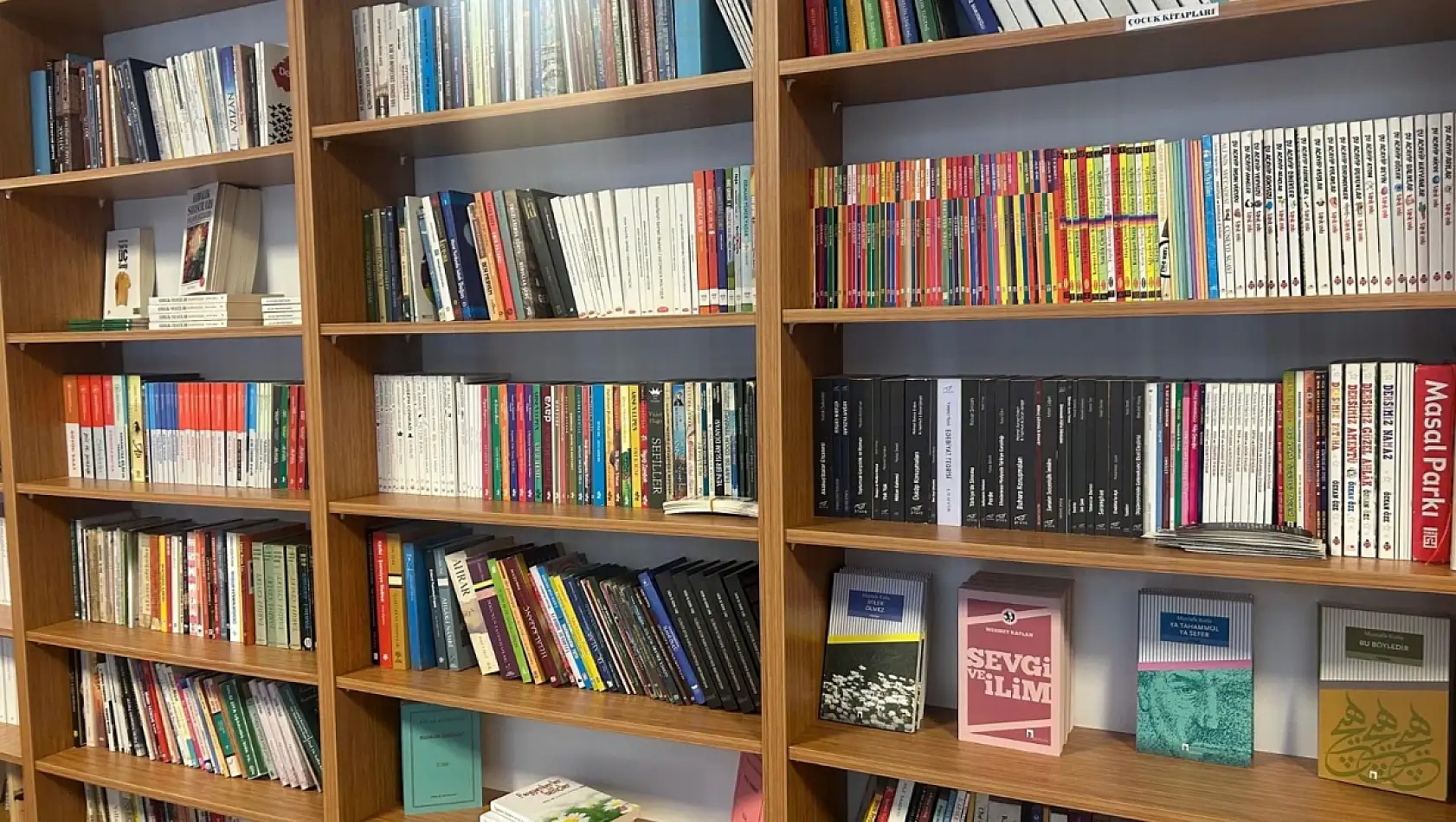 Kayseri'nin merkezinde kitap okuyana ücretsiz çay – Kahve içinse gönülden ne koparsa!