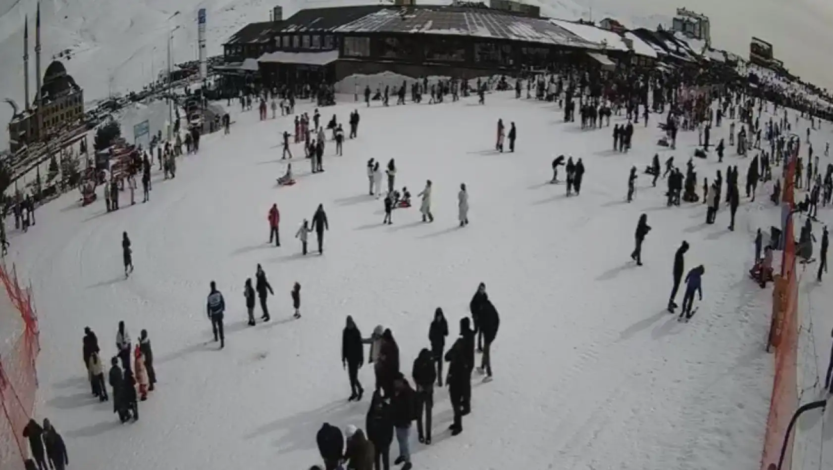 Kayseri'de güzel havayı fırsat bilen Erciyes'e akın etti!