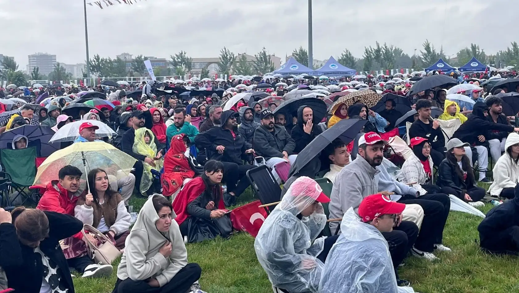 Kayseri'de sağanak yağışa rağmen dev ekranda milli maç heyecanı!