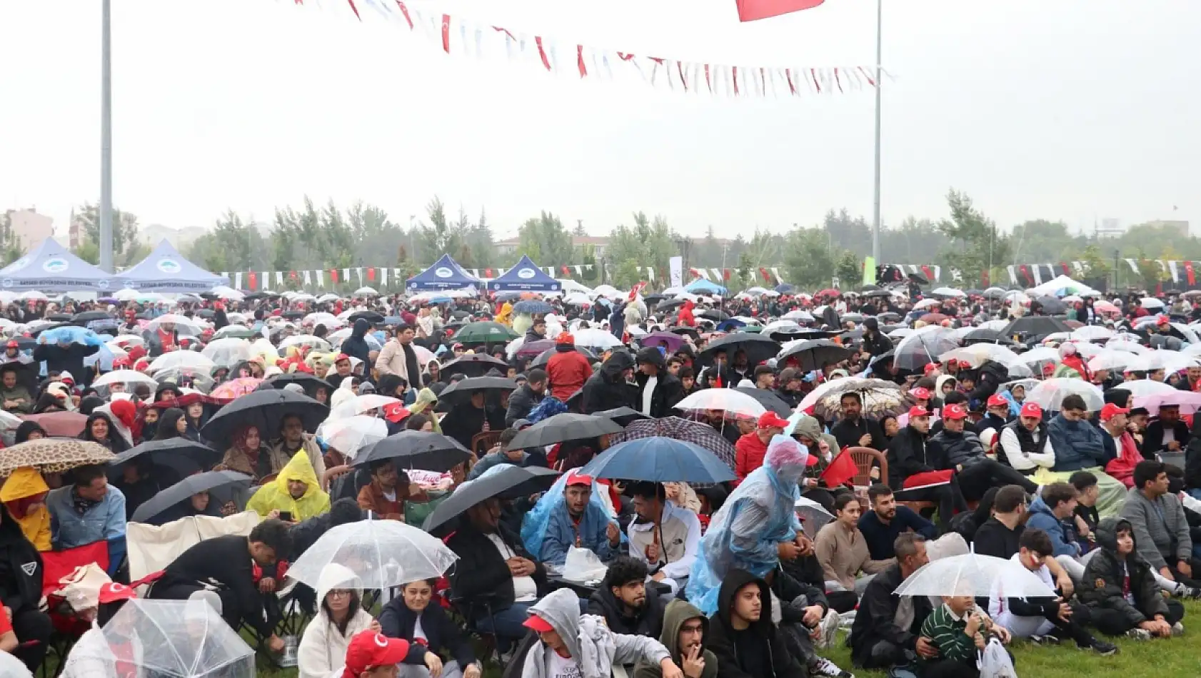 Kayseri'de sağanak yağışa rağmen dev ekranda milli maç heyecanı!