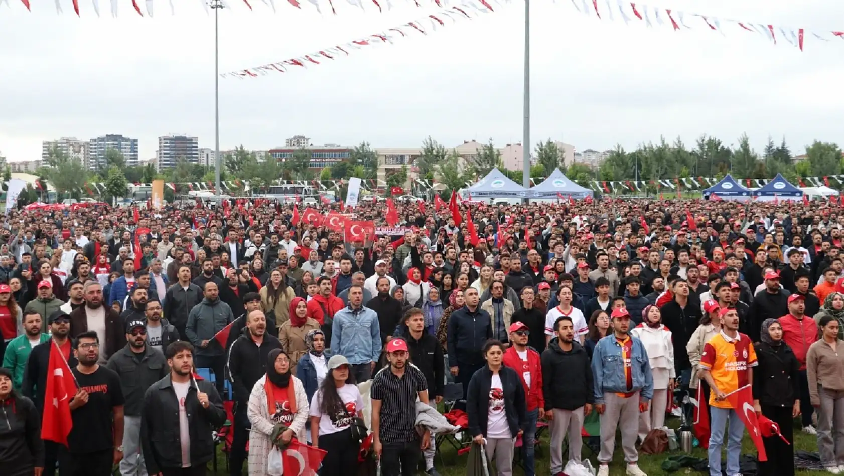 Kayseri'de sağanak yağışa rağmen dev ekranda milli maç heyecanı!