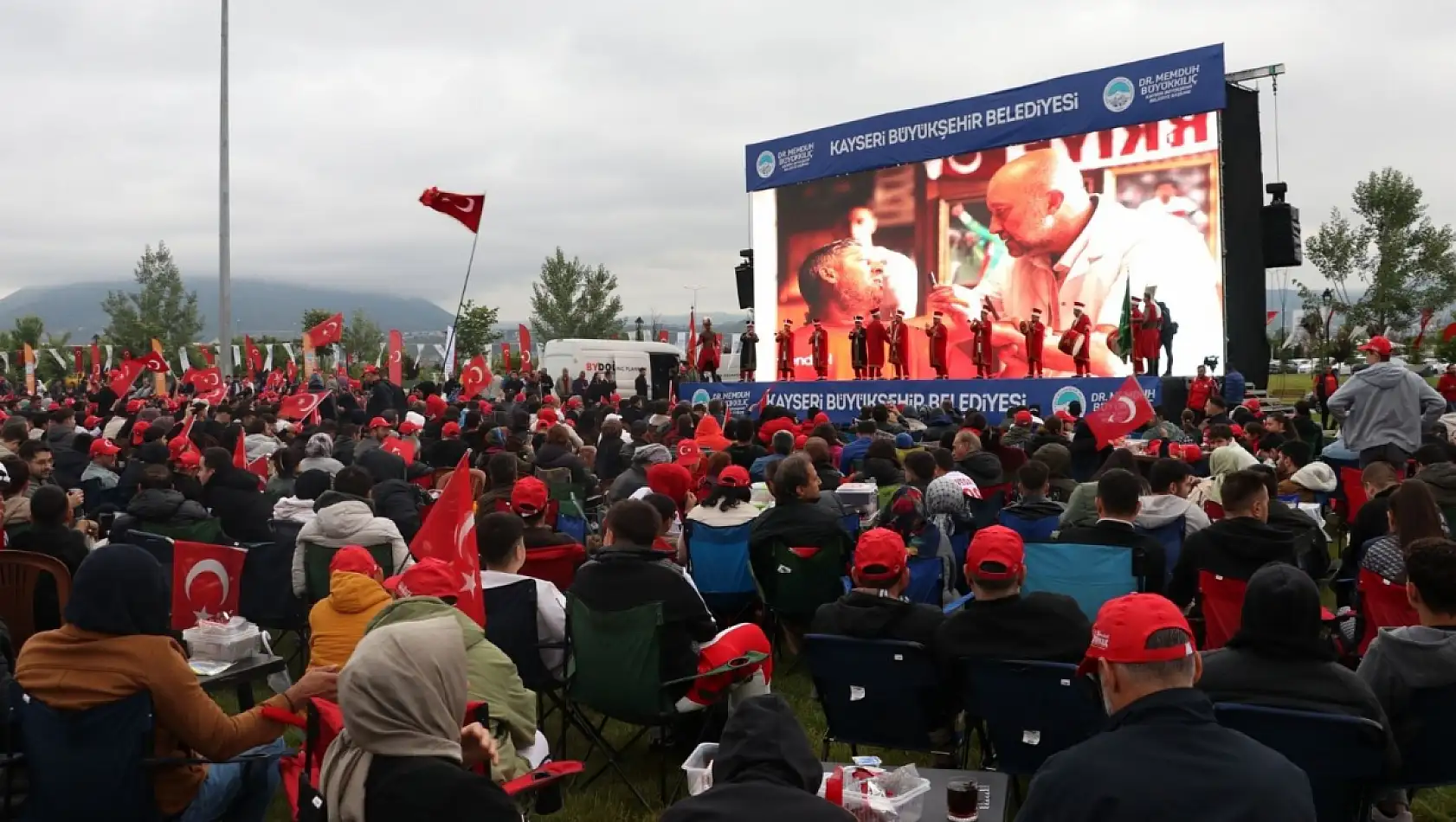Kayseri'de sağanak yağışa rağmen dev ekranda milli maç heyecanı!