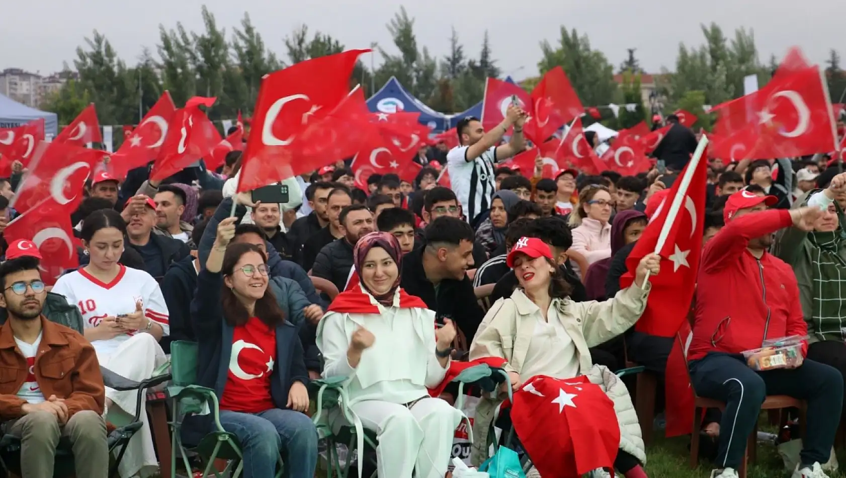 Kayseri'de sağanak yağışa rağmen dev ekranda milli maç heyecanı!
