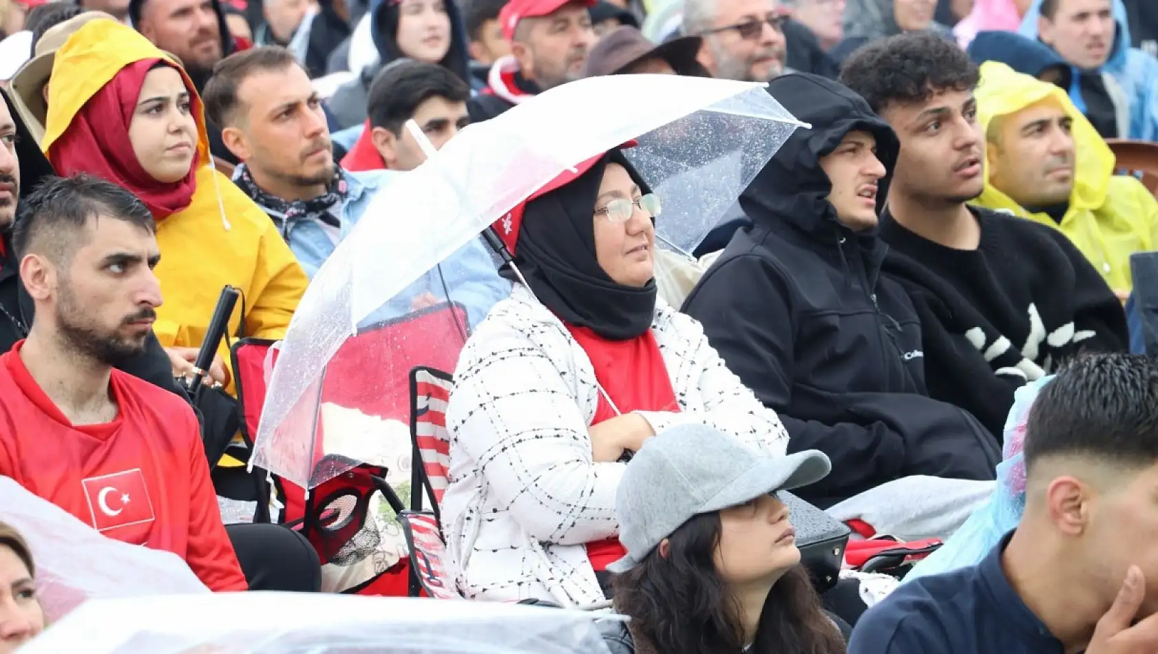 Kayseri'de sağanak yağışa rağmen dev ekranda milli maç heyecanı!